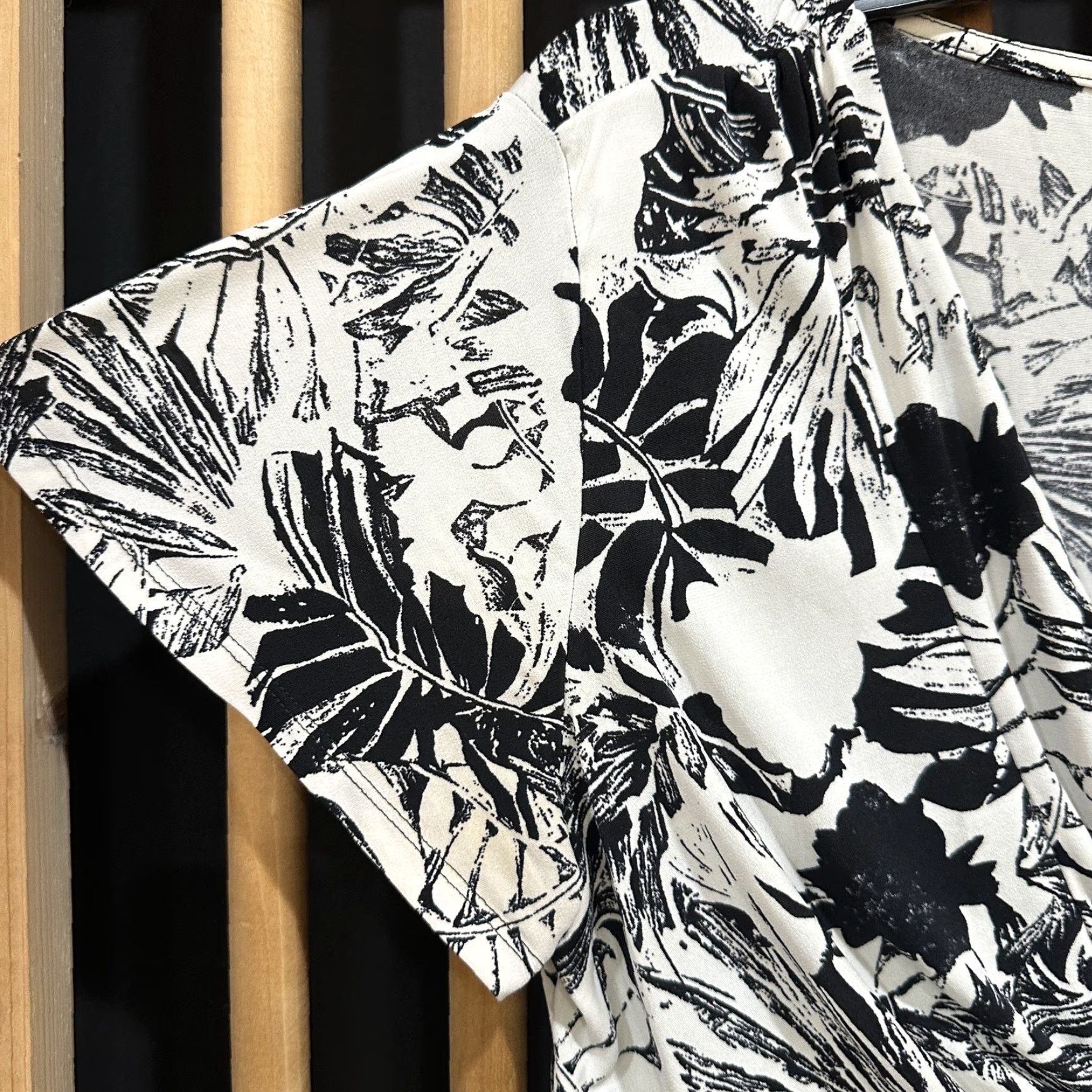 Vintage Daisy Fuentes Blouse Womens XL Black White Floral Twist Front Stretch Top Tunic V-Neck Flutter Sleeve Pullover Casual Short Sleeve Size XL / US 12-14 / IT 48-50 - 5 Thumbnail