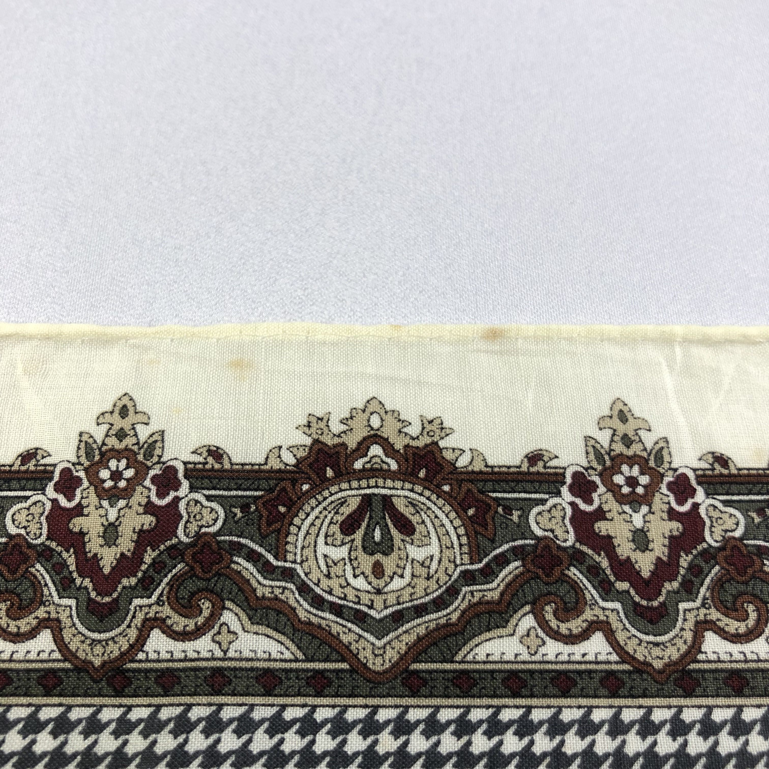 Yves Saint Laurent YSL Paisley Handkerchief Neckerchief Bandana H1766 Size ONE SIZE - 12 Thumbnail