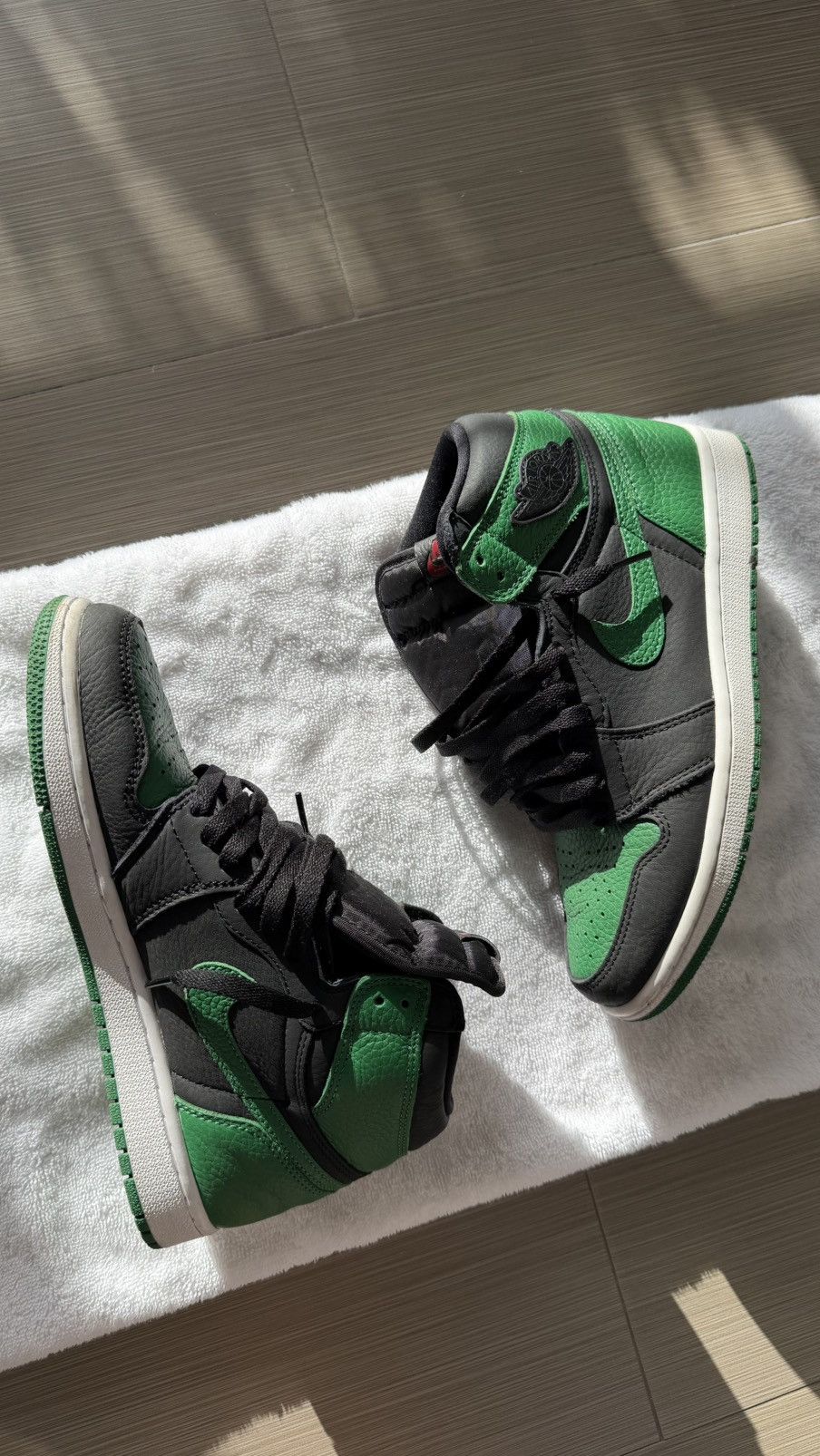 Jordan Brand Air Jordan 1 OG Pine Green 2.0 Size US 8 / EU 41 - 3 Thumbnail