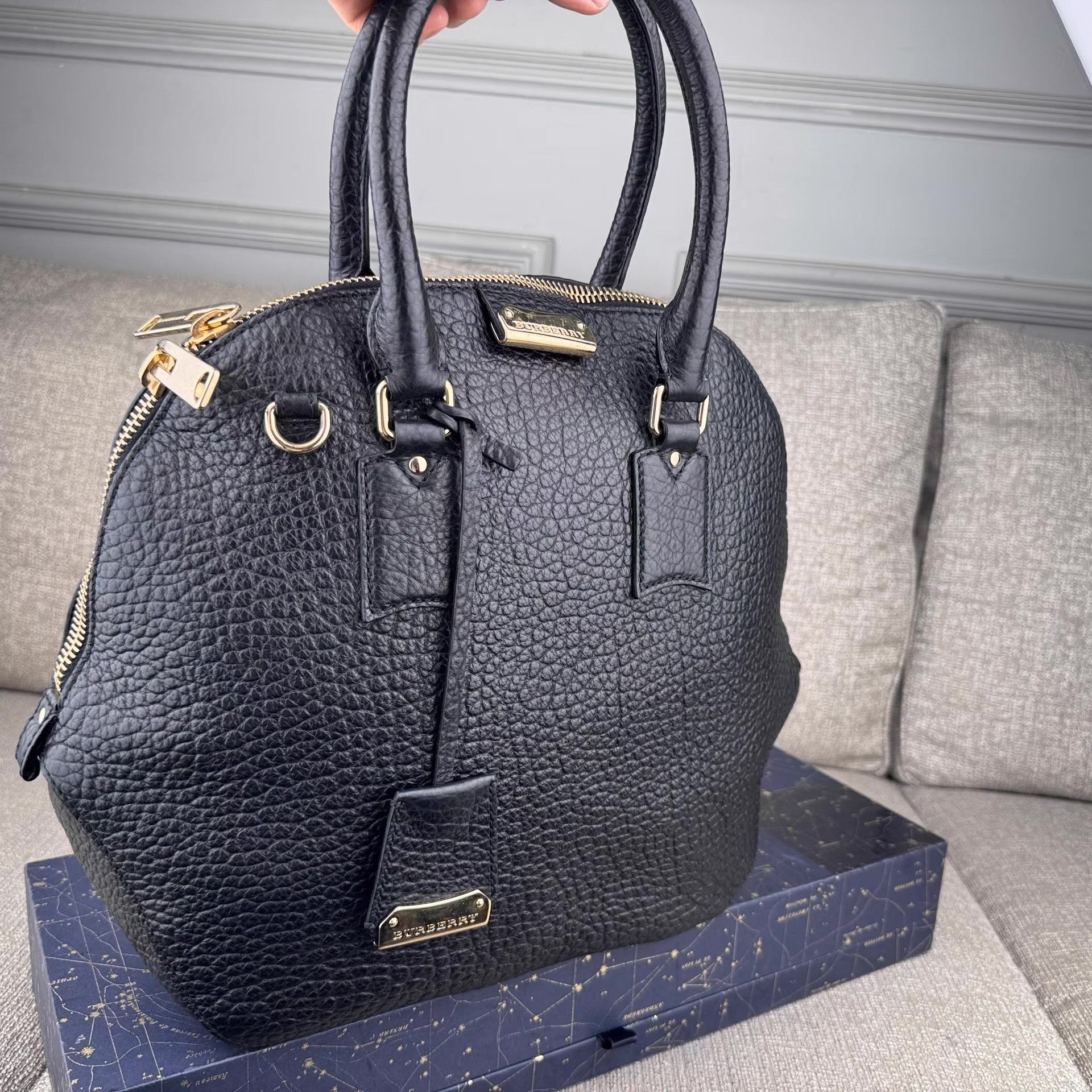 Burberry Burberry black gold genuine leather shell women's handbagＱ27 Size ONE SIZE - 1 Thumbnail