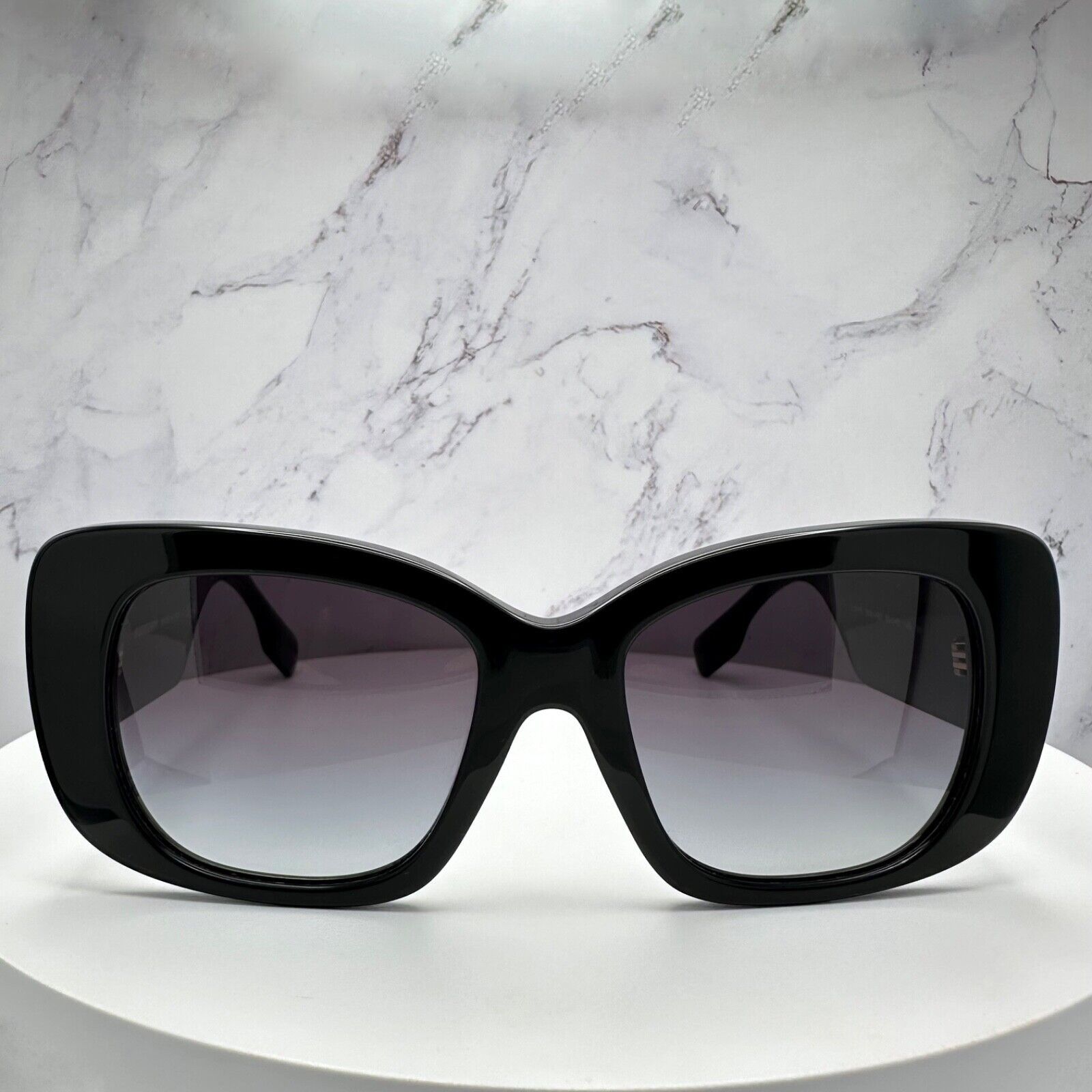 Burberry Burberry Sunglasses Black Acetate Gold Metal Logo Oversized Size ONE SIZE - 2 Thumbnail