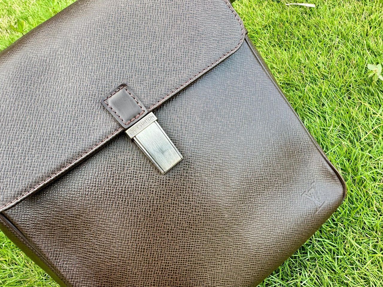 Louis Vuitton Authentic Louis Vuitton Grizzli Taiga Yaranga Porte Appareil Size ONE SIZE - 12 Thumbnail