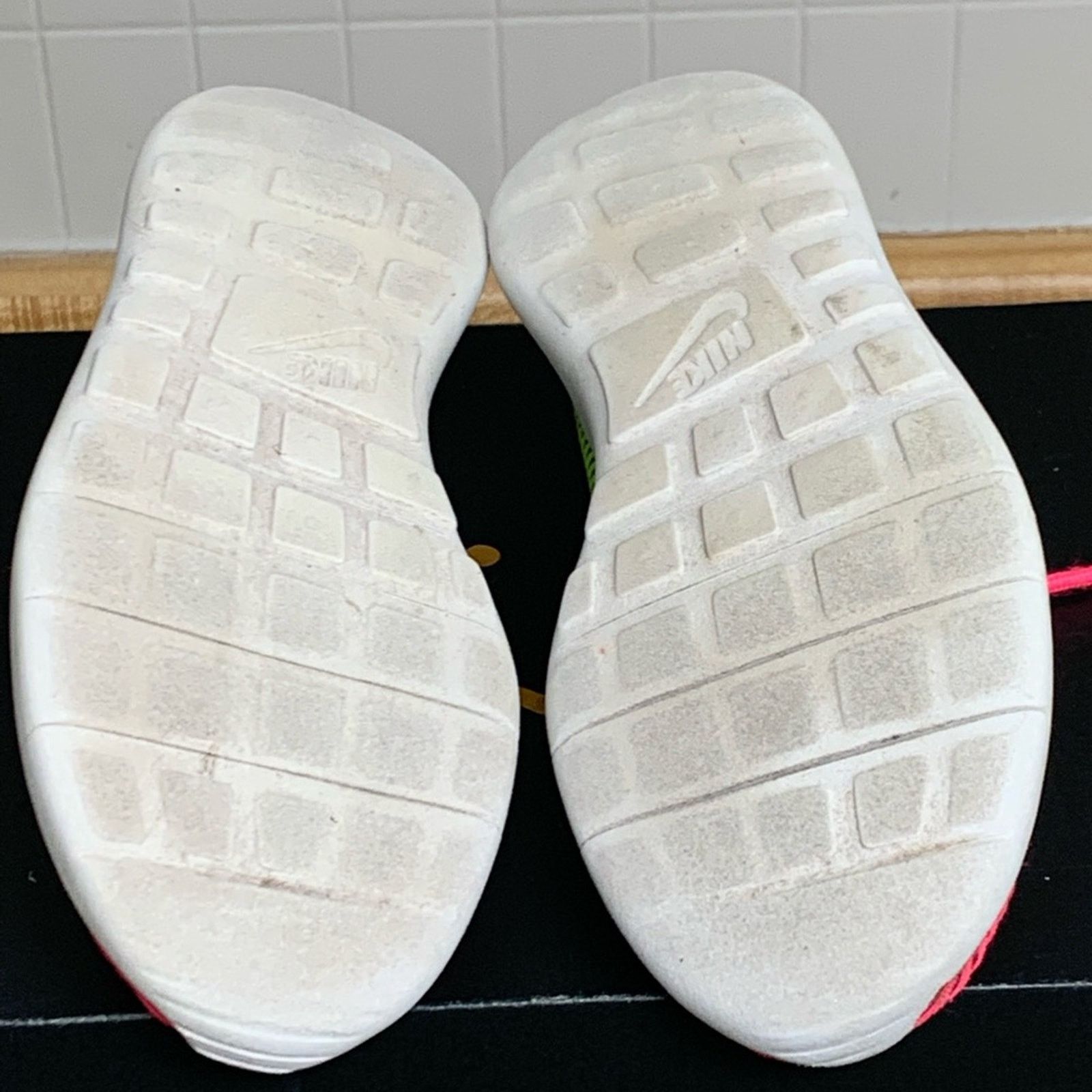 Nike WOMENS NIKE ROSHE ONE FLIGHT ATHLETIC SHOES SIZE 5 NICE Size US 5 / EU 37 - 5 Thumbnail