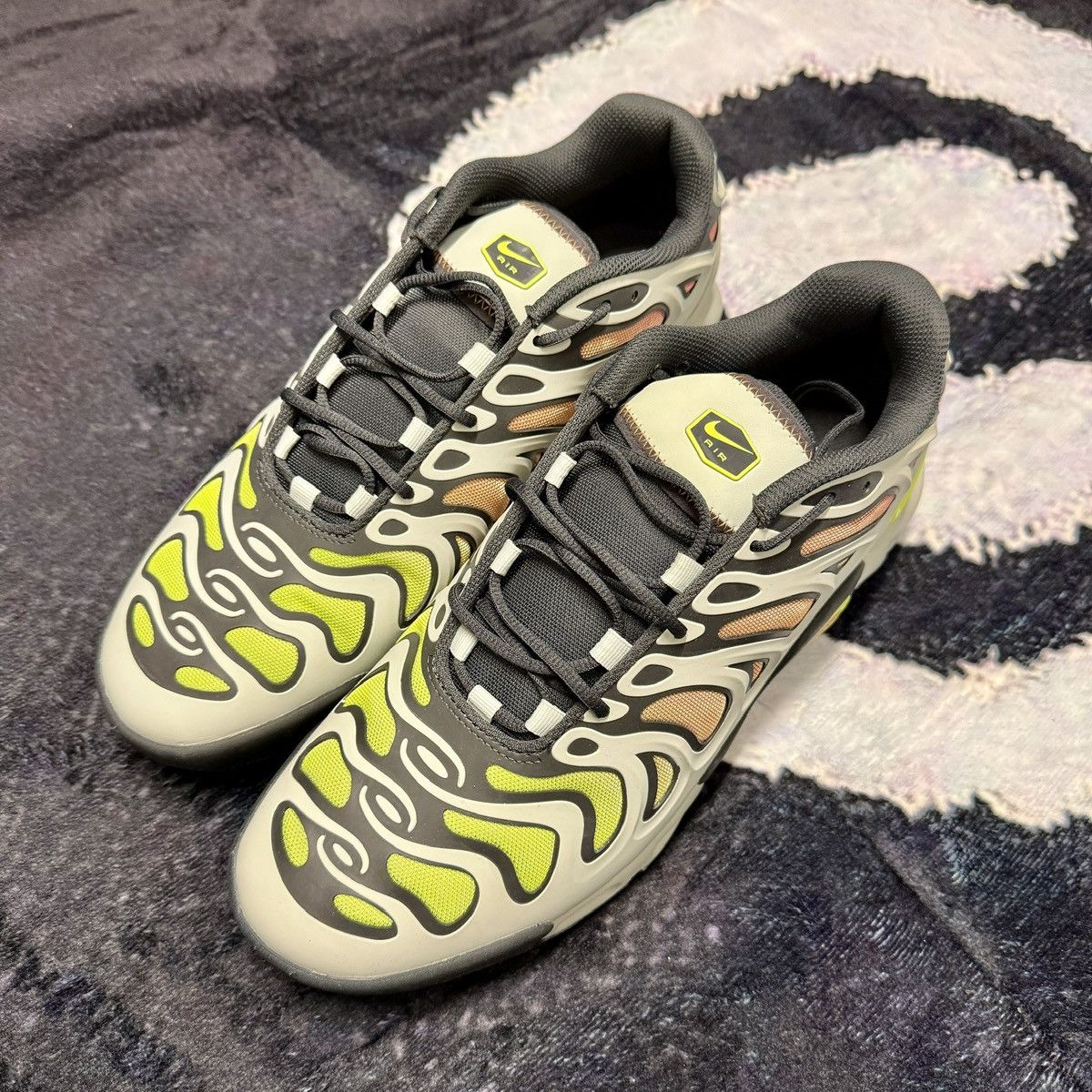 Nike Nike Air Max Plus Drift Light Silver Volt Size US 10 / EU 43 - 1 Thumbnail