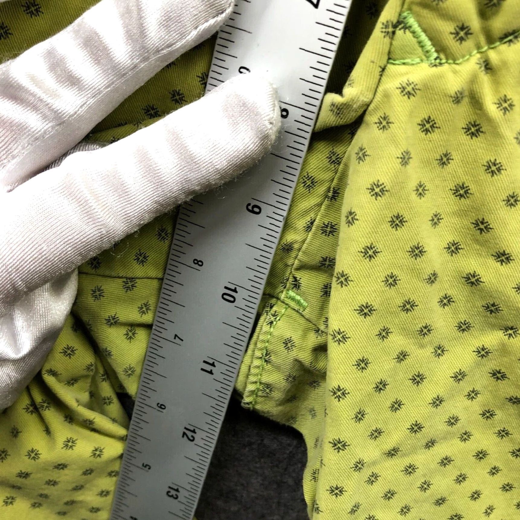 Uniqlo Uniqlo Chino Shorts Mens S 27-30'' Waist 11'' Inseam Lime Green Flat Front Cotton Casual Preppy 90s Mens? Size US 29 - 7 Thumbnail