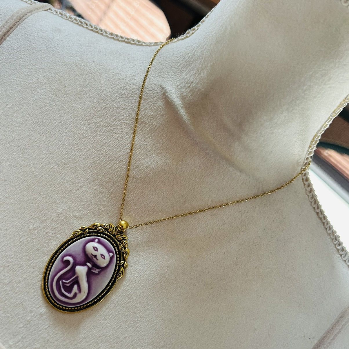 Handmade Handcrafted lilac sitting pretty kitty cat cameo necklace Size ONE SIZE - 2 Thumbnail