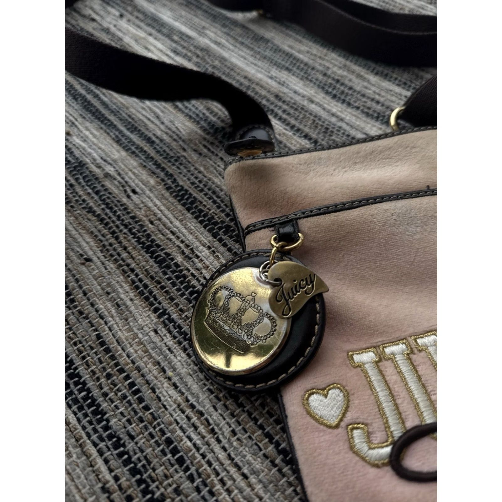Juicy Couture VINTAGE Juicy Couture Pink Velour Y2K Big Logo Messenger Shoulder Bag Crosboddy Women Small Pink Logo 90s Retro Designer Bag Womens Size ONE SIZE - 4 Thumbnail