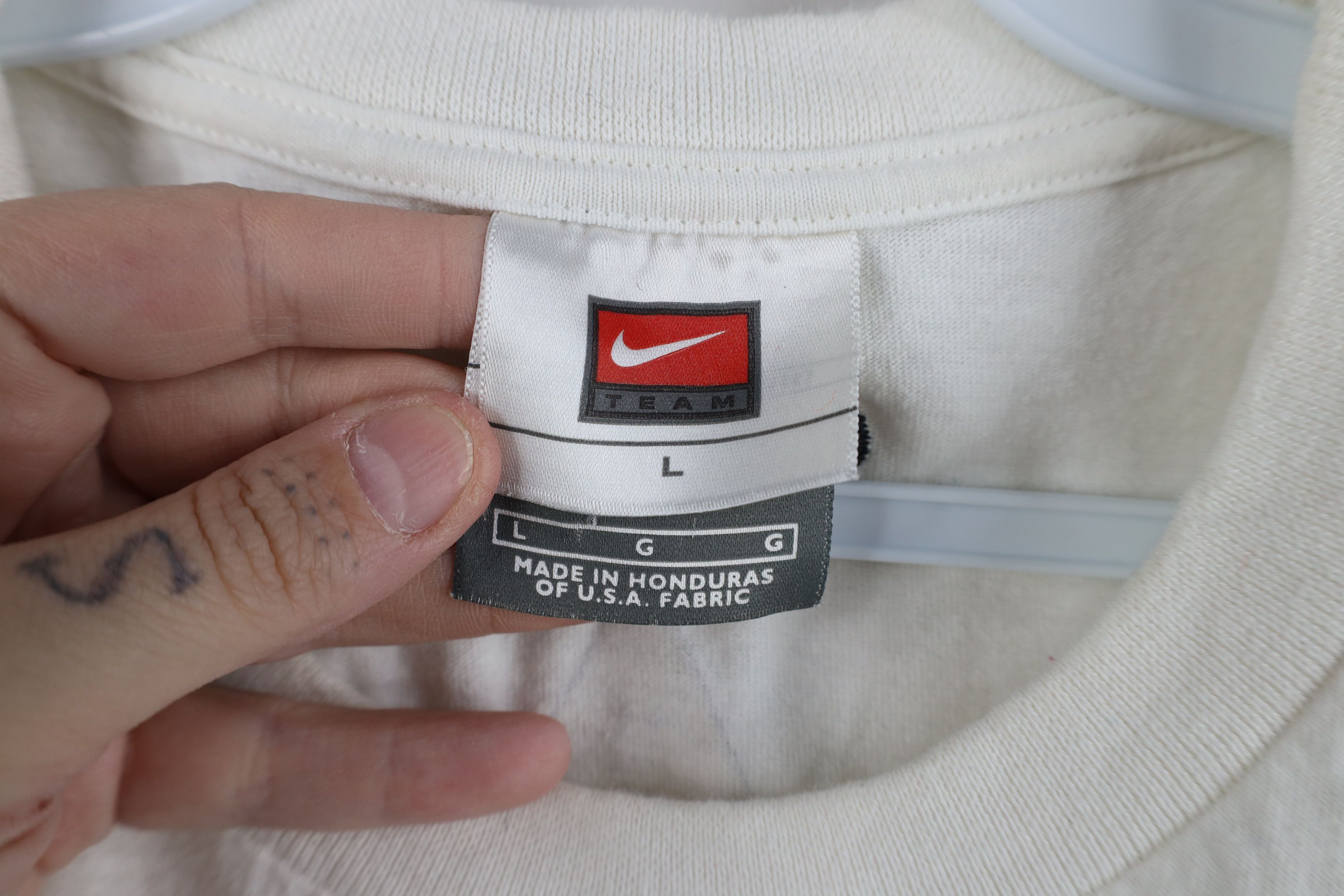 Nike Vintage Nike Swoosh Okland University Basketball T-Shirt Size US L / EU 52-54 / 3 - 7 Thumbnail
