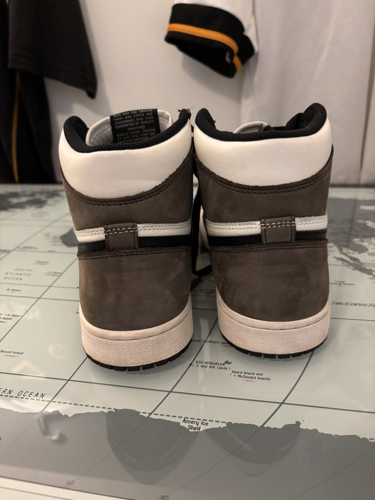 Jordan Brand × Nike Nike Retro Jordan 1 High Dark Mocha Size US 8.5 / EU 41-42 - 4 Thumbnail