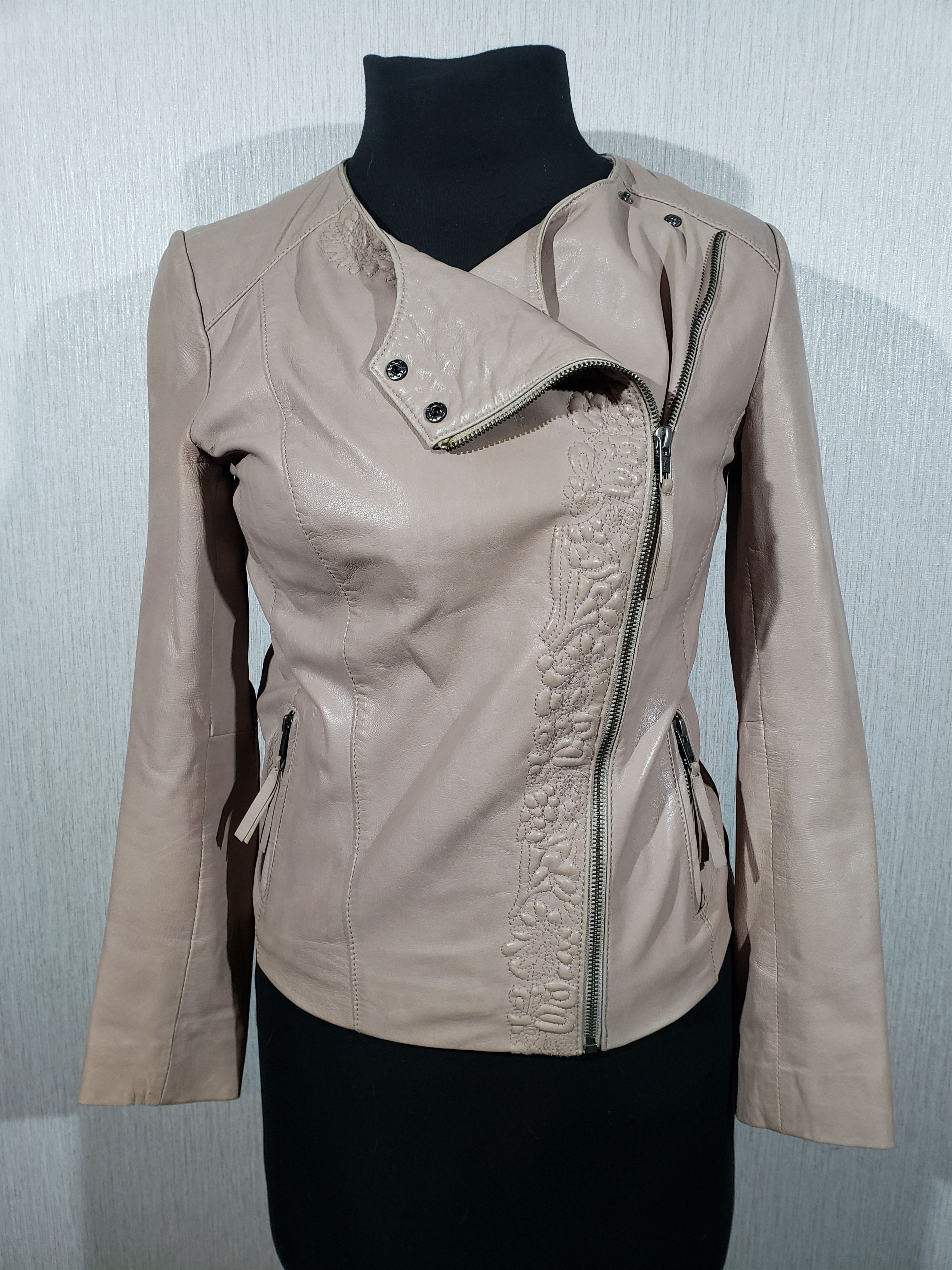 Other Stylish women's leather jacket with a metal zipper. Size M / US 6-8 / IT 42-44 - 1 Thumbnail