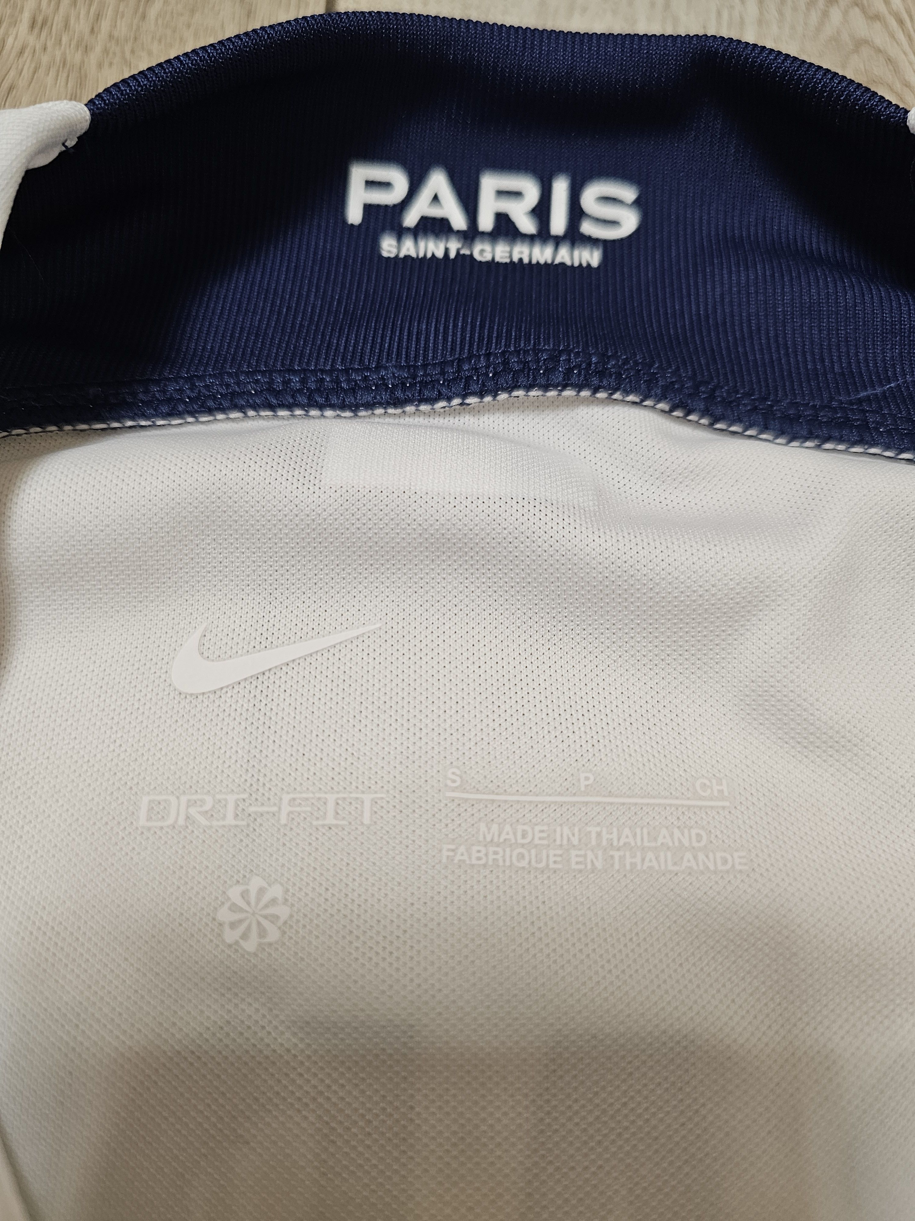 Nike PSG PARIS SAINT-GERMAIN 2024 MBAPPE FOOTBALL SOCCER JERSEY Size US S / EU 44-46 / 1 - 8 Thumbnail