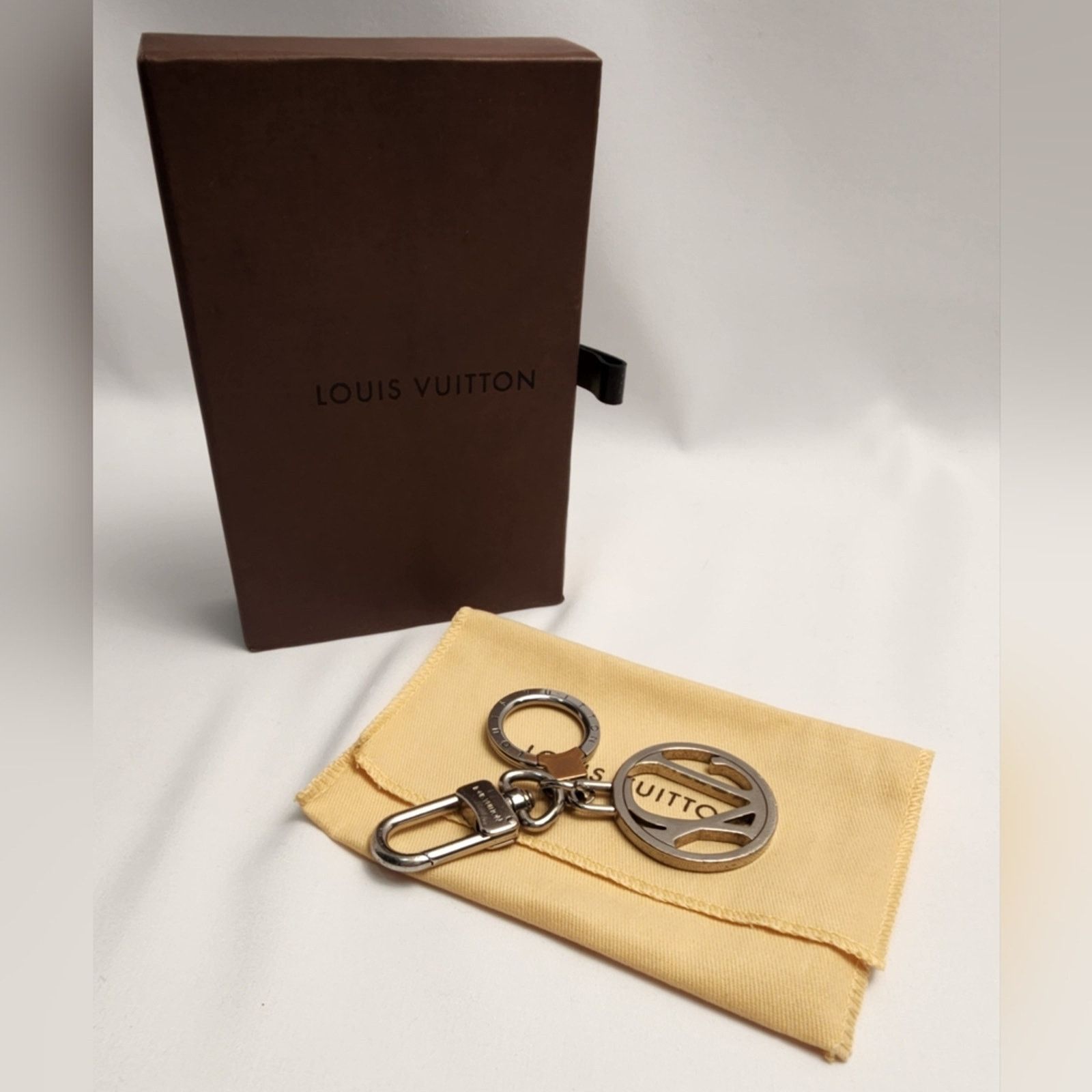 Louis Vuitton Auth Louis Vuitton Silver Taiga Porte Cles Neo Ring Keychain Size ONE SIZE - 5 Thumbnail