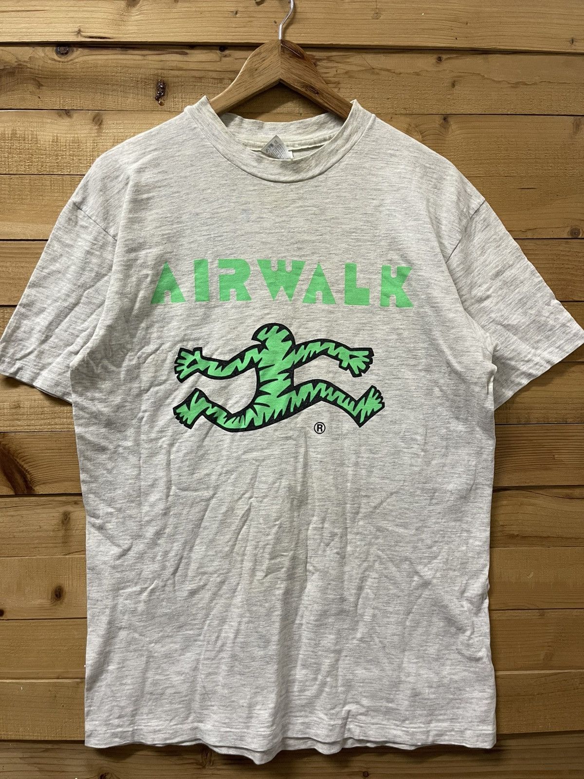 Vintage Vintage 90s airwalk tshirt Size US L / EU 52-54 / 3 - 1 Thumbnail