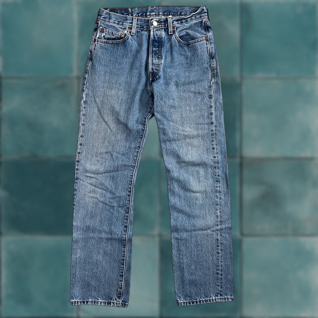 Levi's VINTAGE Levi's 501 Jeans Men Straight Leg 90s Light Wash Blue 30x32 Size US 30 / EU 46 - 1 Thumbnail