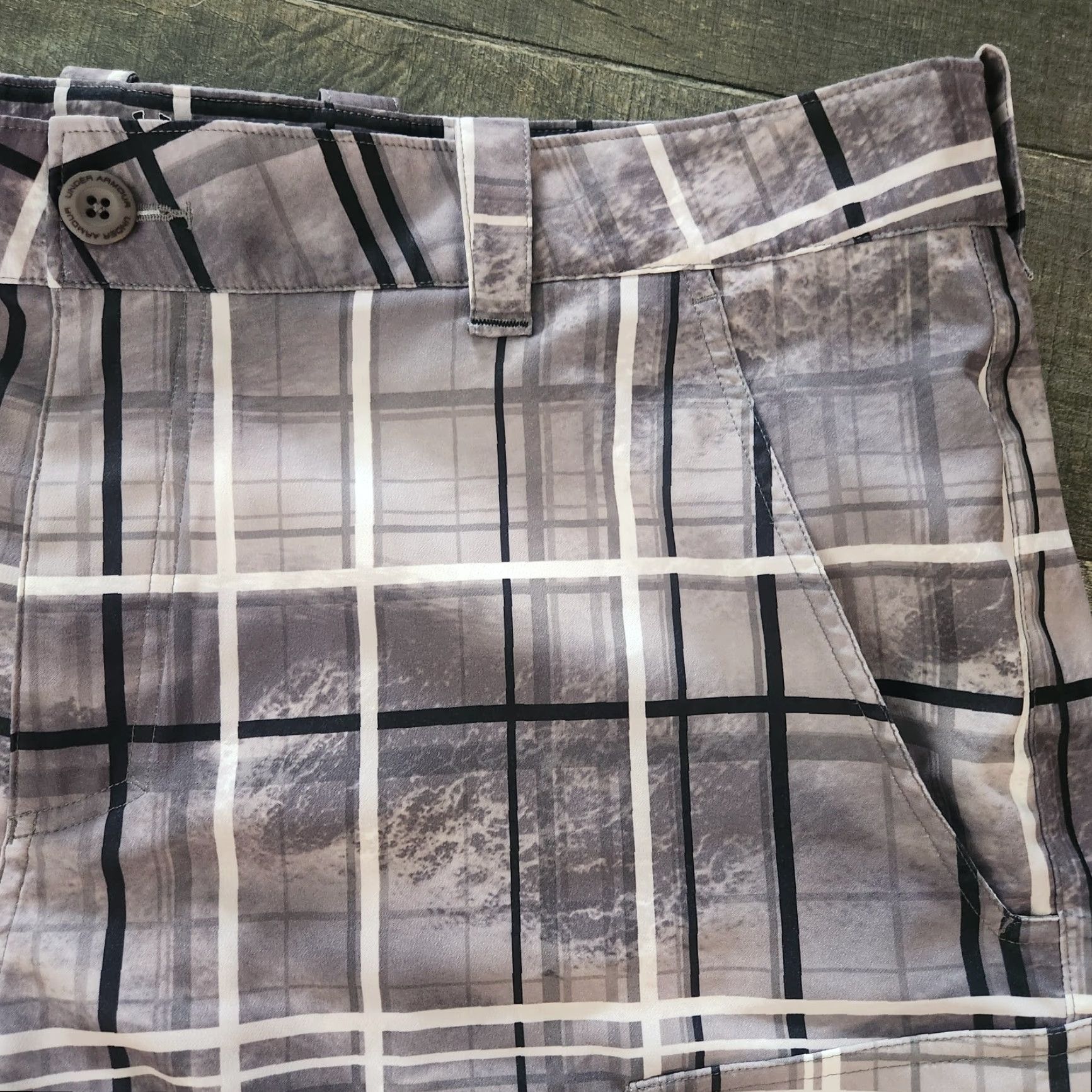 Under Armour Under Armour Cargo Shorts Mens 40 Plaid AOP Ocean Waves Performance Golf Cargo Pocket Navy Blue 40 Mens Size US 40 / EU 56 - 4 Thumbnail