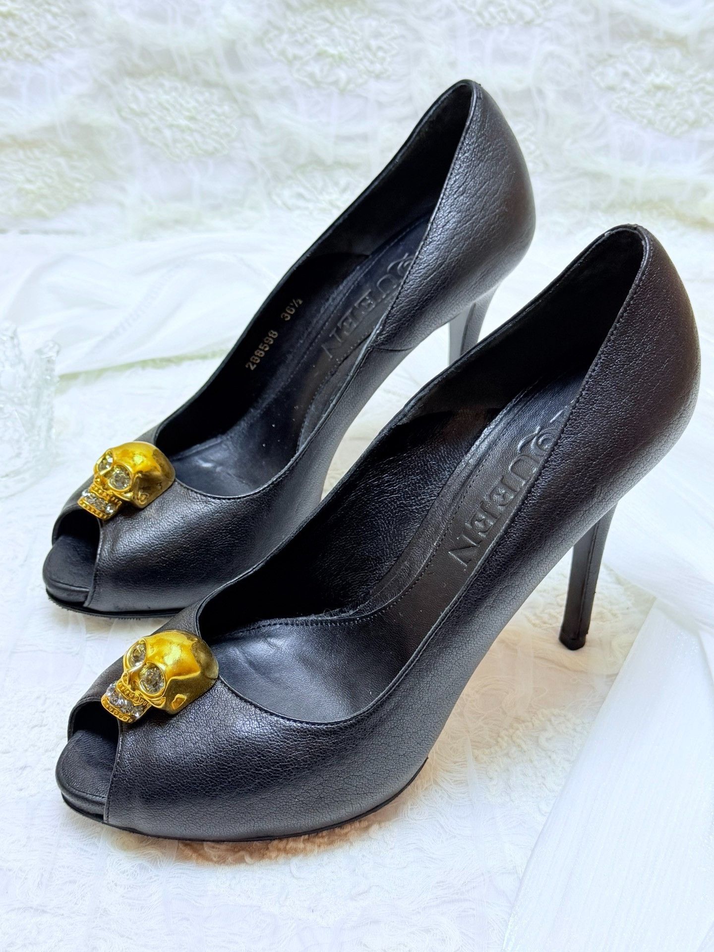 Alexander McQueen Alexander McQueen Black Lowtop Sneakers us_6-5 Women Size US 6.5 / IT 36.5 - 1 Thumbnail