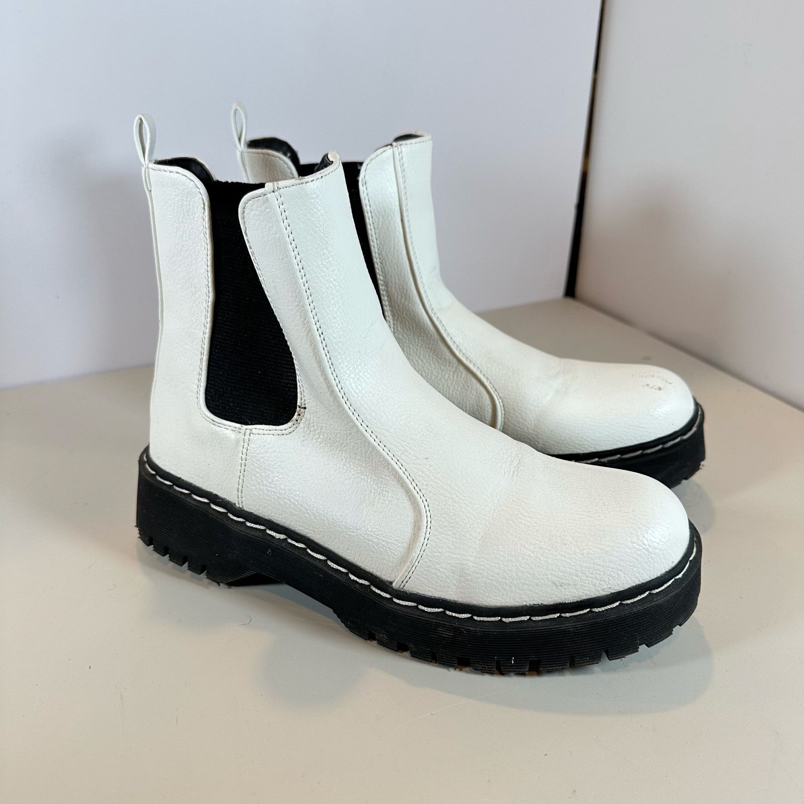 Other Sincerely Jules White Chunky PullOn Chelsea Hippie Boots 7.5 Size US 7.5 / IT 37.5 - 1 Thumbnail