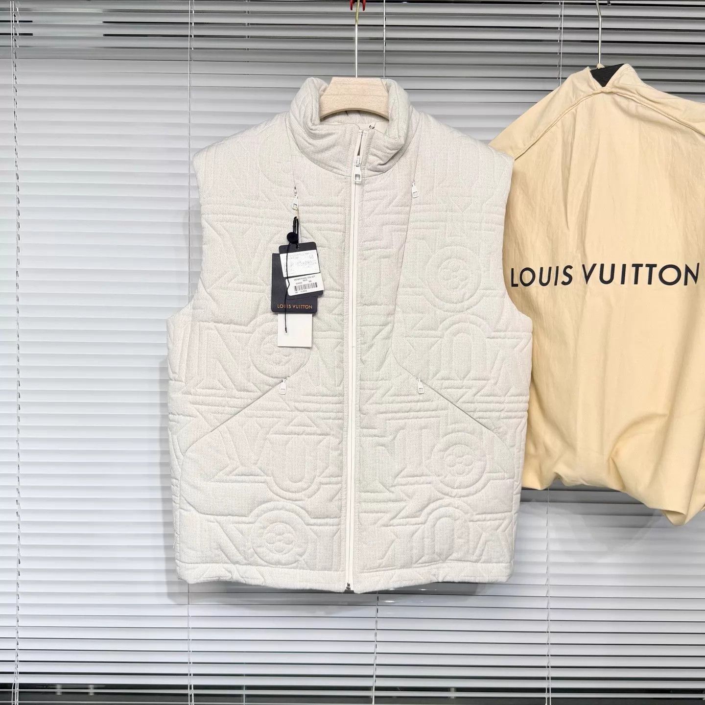 Louis Vuitton LV 24 New Runway White Down Vest Size 48 Embossed Logo Size US M / EU 48-50 / 2 - 1 Thumbnail