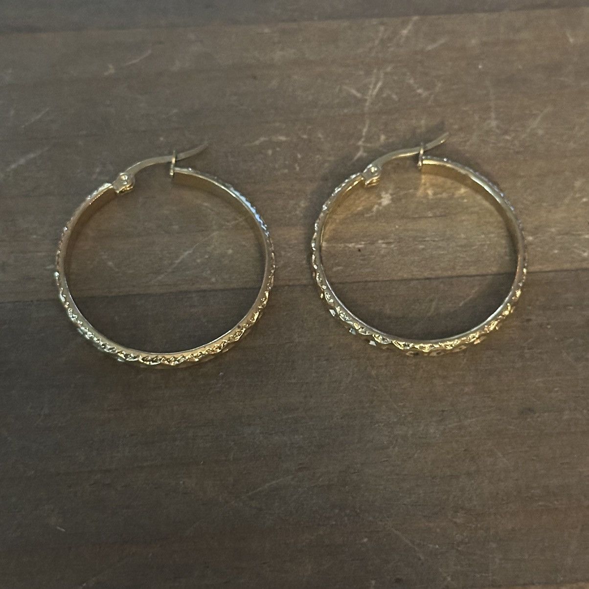 Other Gold tone etched hoop earrings Size ONE SIZE - 4 Thumbnail