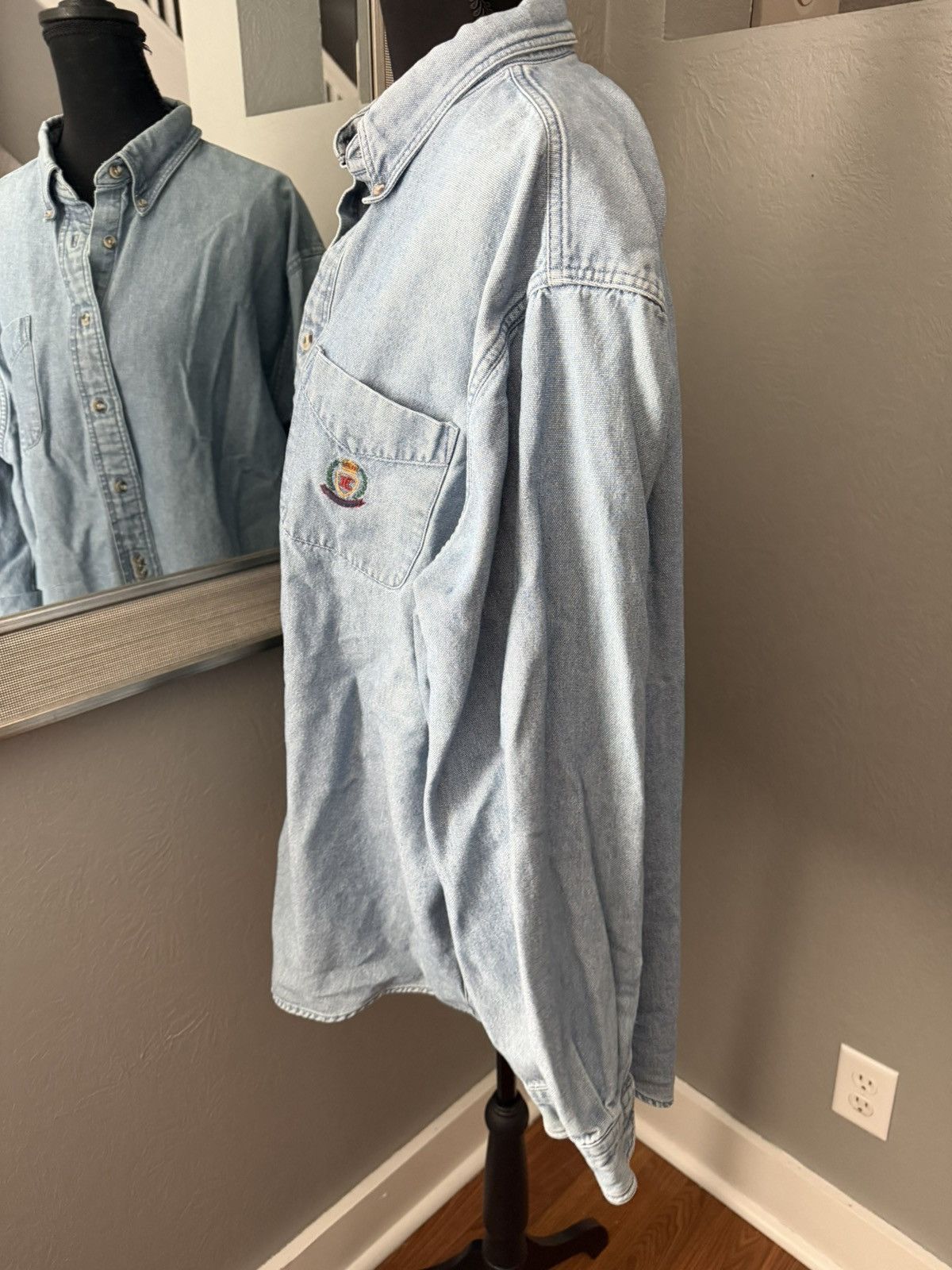 Hunt Club VTG 90s Hunt Club denim shirt embroidered crest size XL. Size US XL / EU 56 / 4 - 3 Thumbnail