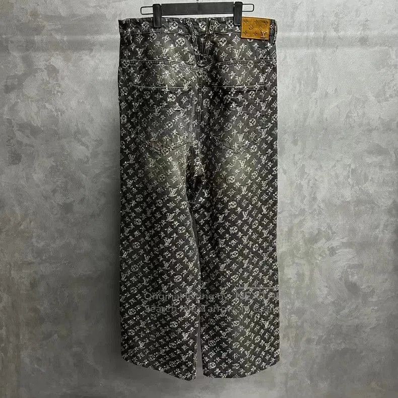Louis Vuitton Louis Vuitton Black Rhinestone Logo Jeans. Size US 31 - 2 Thumbnail