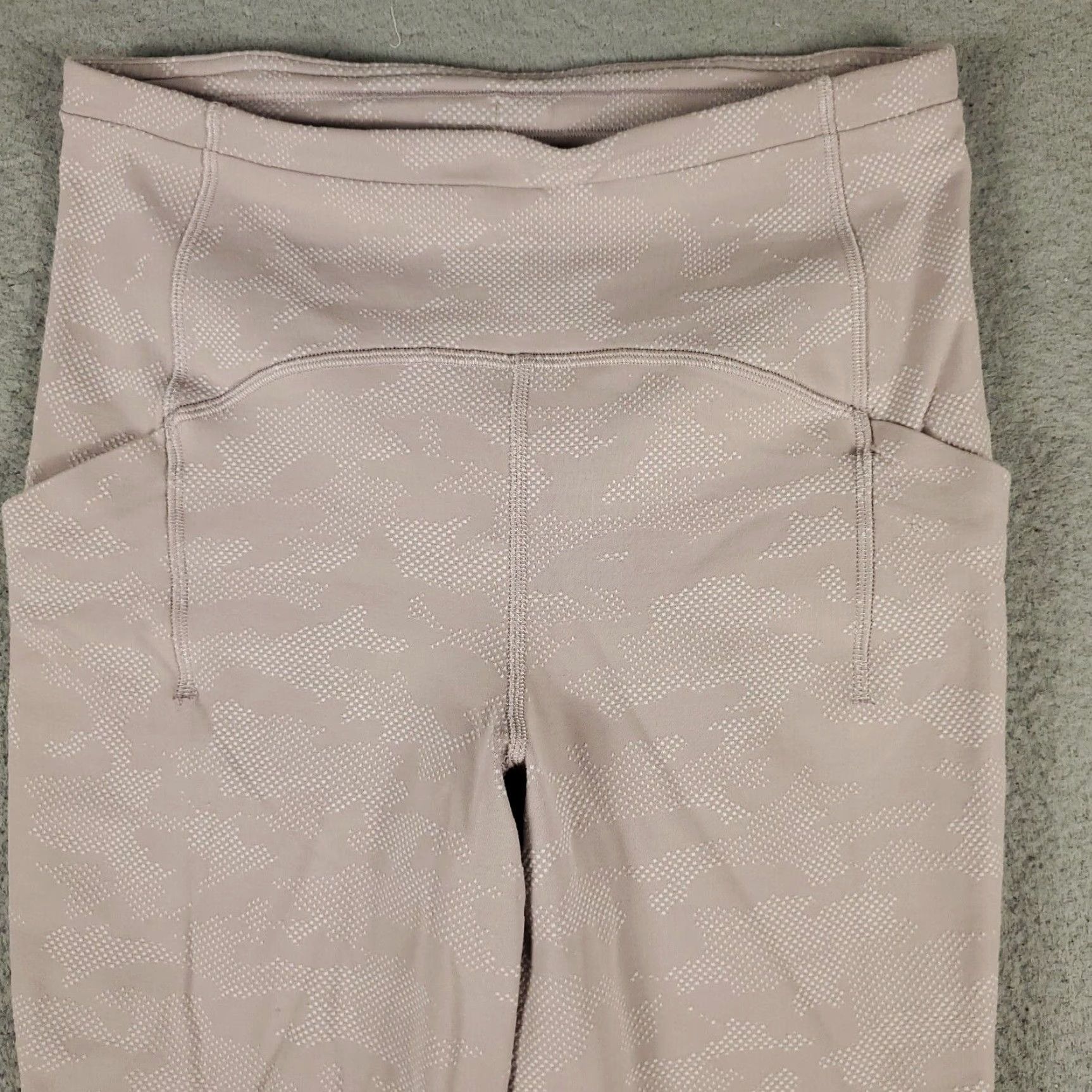 Lululemon VINTAGE Lululemon Capri Leggings Womens Size 6 Pink Camouflage Activewear Athleisure Size 28" / US 6 / IT 42 - 2 Thumbnail