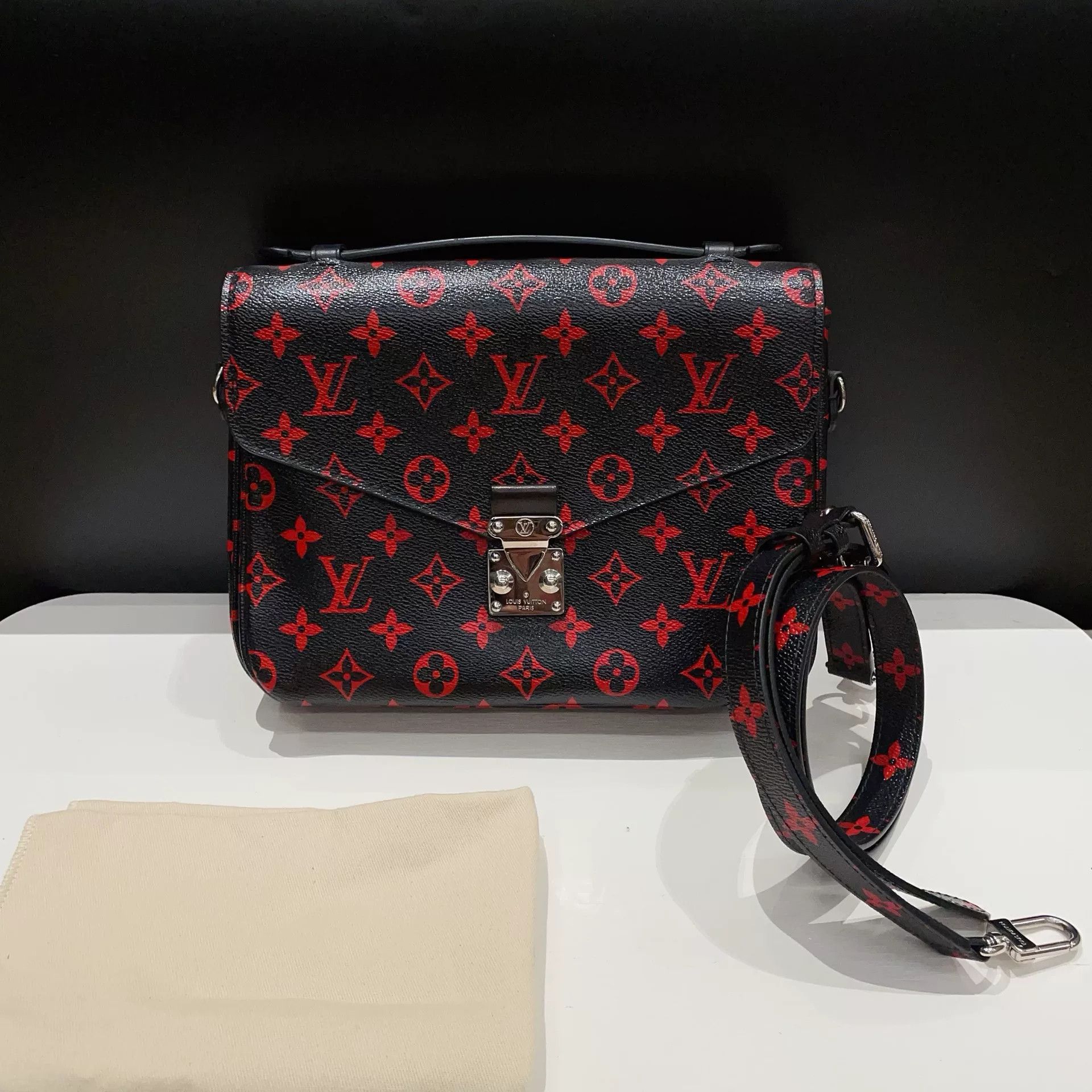 Louis Vuitton Pre-loved Bag Very good condition Size ONE SIZE - 1 Thumbnail