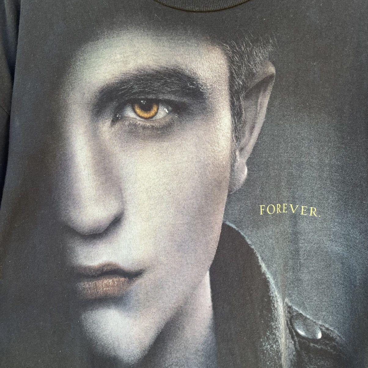 Vintage Thrashed Faded Vintage 2012 Twilight Saga Breaking Dawn Tee Size US XXL / EU 58 / 5 - 2 Thumbnail