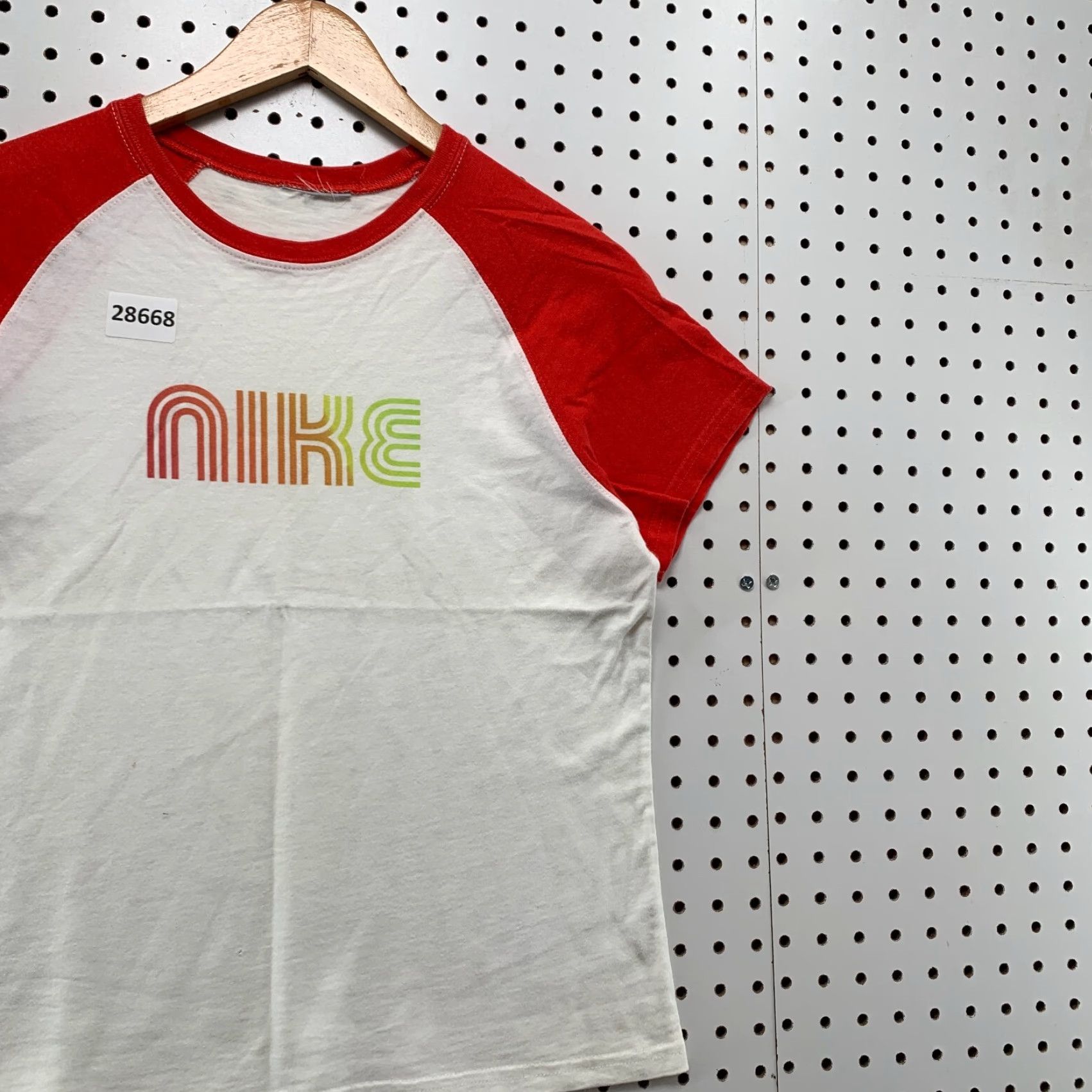 Nike VINTAGE Nike Shirt Womens Medium White Raglan 18.5x22 2000s 90s Fashion Womens Shirt Nike White Raglan Medium Size M / US 6-8 / IT 42-44 - 4 Thumbnail