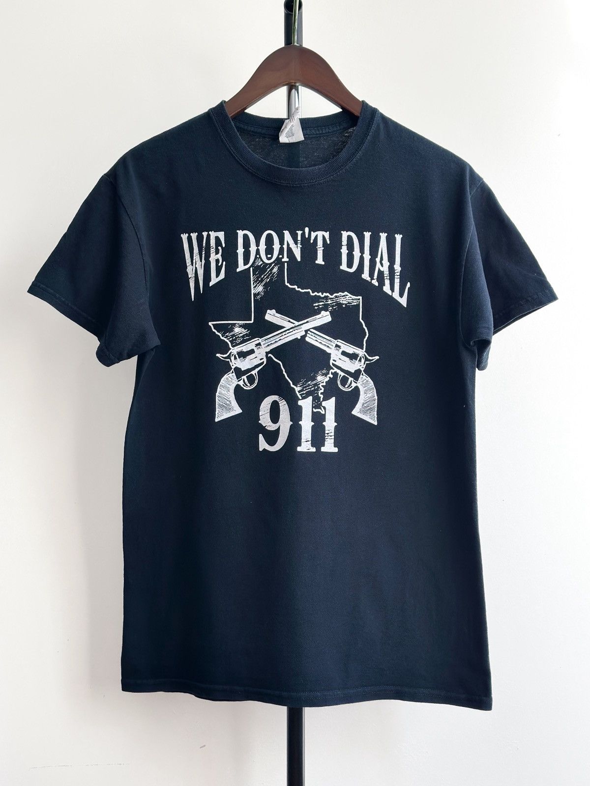 Vintage VINTAGE Y2K «WE DON’T DIAL 911» TEXAS GUN TEE Size US M / EU 48-50 / 2 - 1 Thumbnail