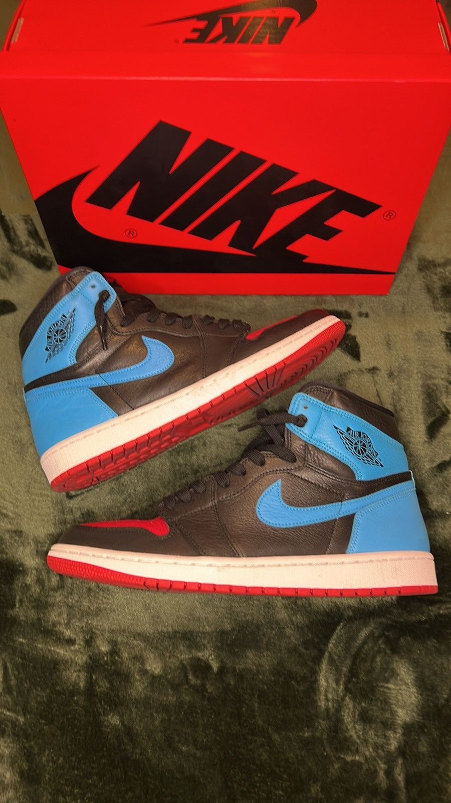 Jordan Brand Air Jordan 1 High NC to Chi (13 women’s/11 men’s) Size US 11 / EU 44 - 3 Thumbnail