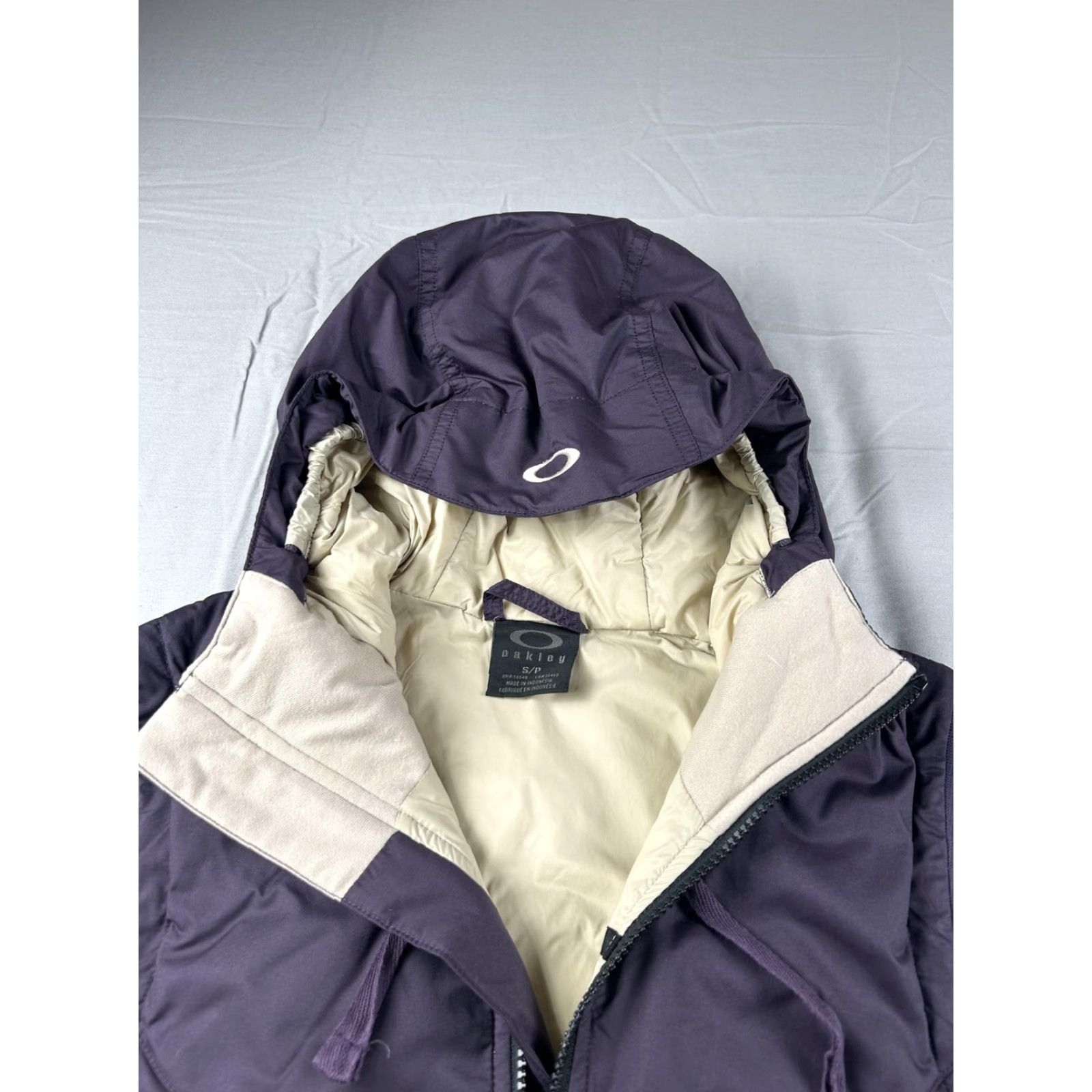 Oakley VINTAGE Oakley Vest Womens Small Purple Hooded Puffer Quilted Zip Pockets Insulated Size S / US 4 / IT 40 - 3 Thumbnail