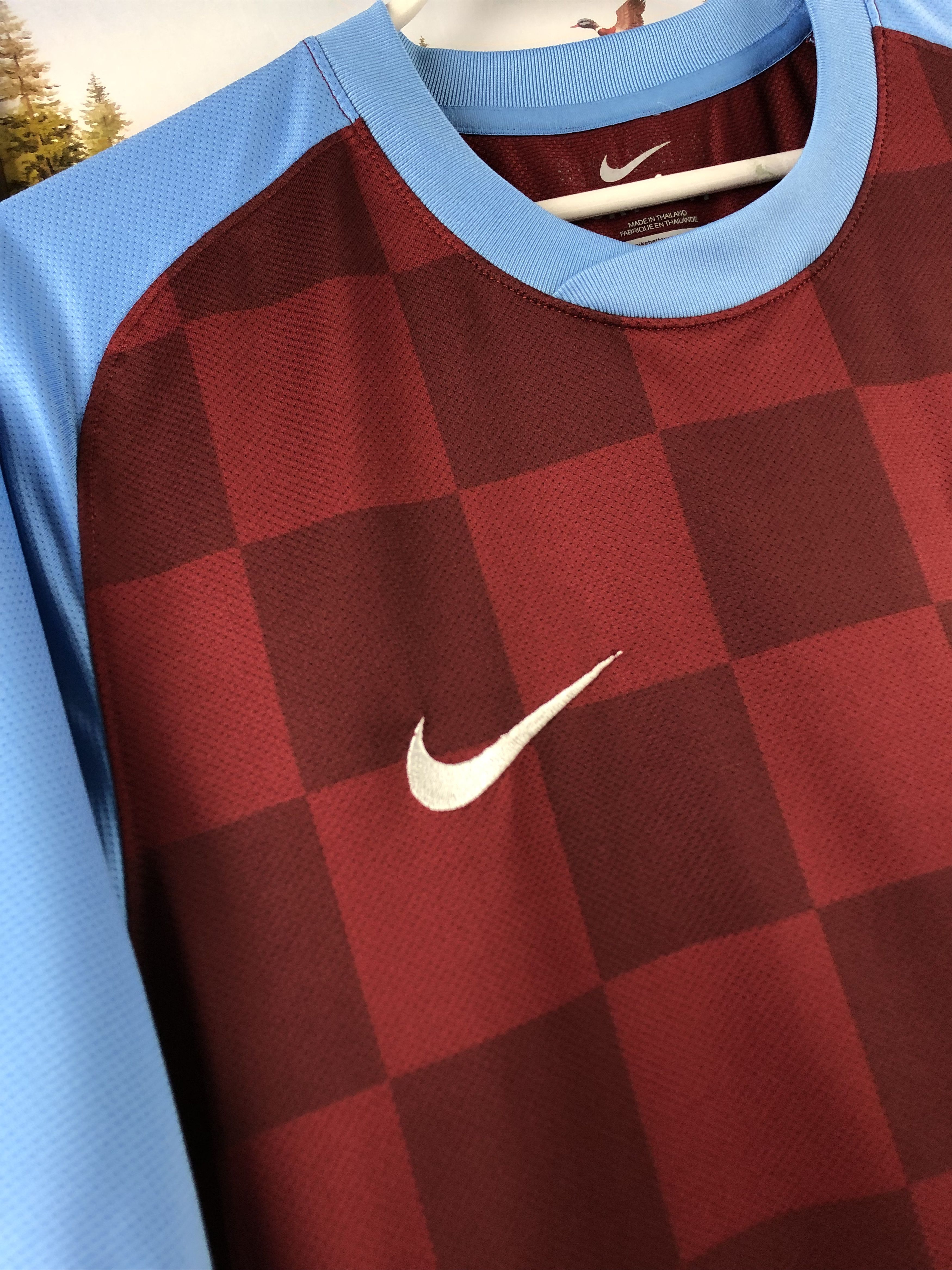 Nike Aston Villa football shirt 2011 Soccer #2 Hutton Nike Jersey Size US M / EU 48-50 / 2 - 9 Thumbnail