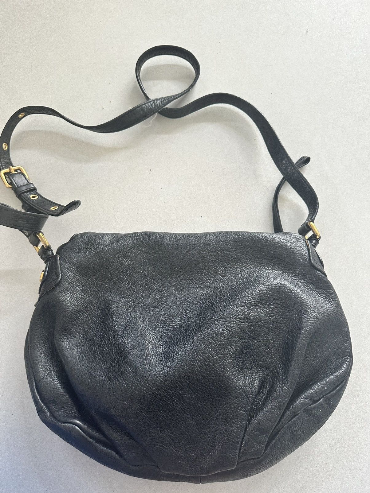 Marc Jacobs Marc Jacobs Black and Gold Pebbled Leather Crossbody Hobo Size ONE SIZE - 7 Thumbnail
