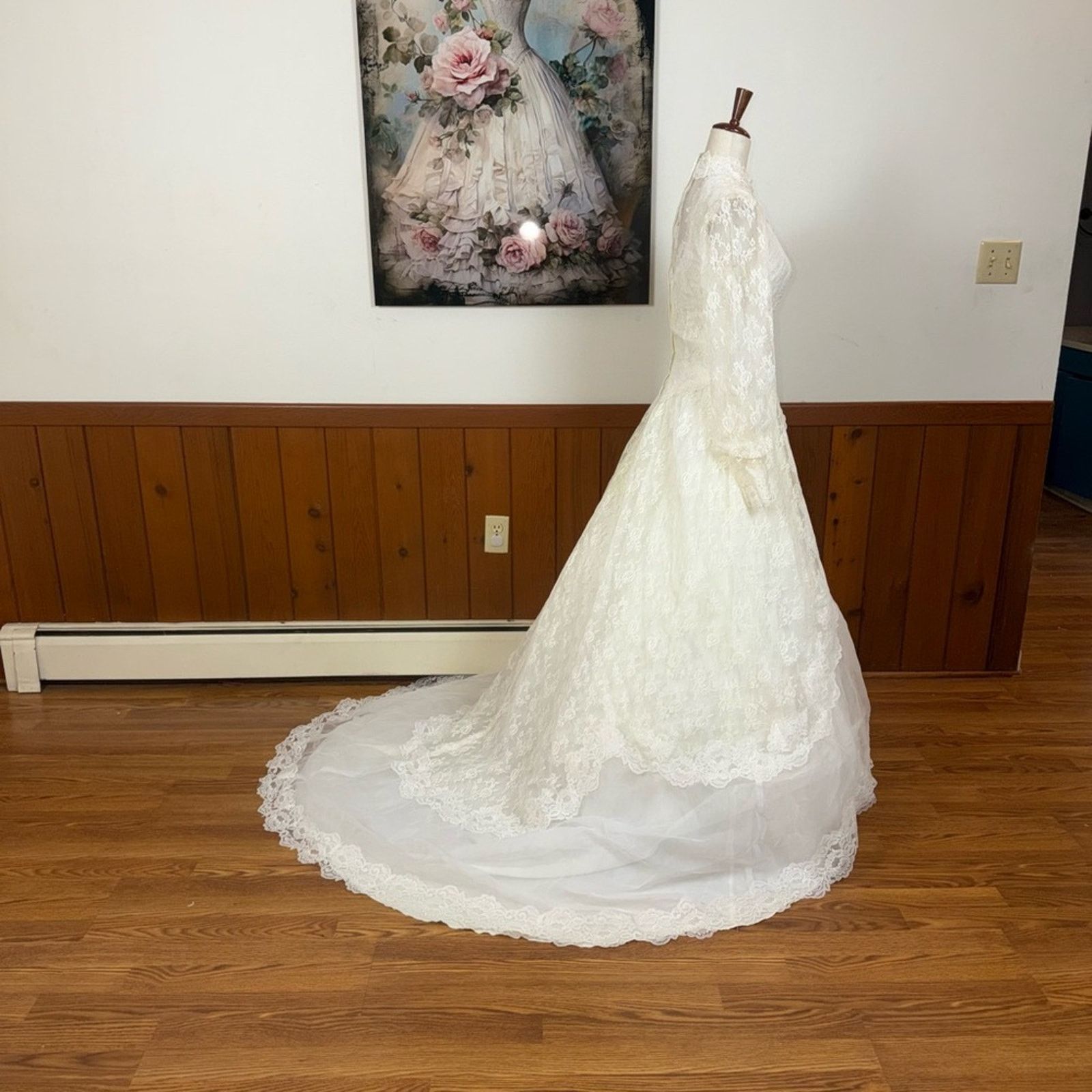 Vintage Fabulous Vintage 1970s High Neck Lace Wedding Gown Size L / US 10 / IT 46 - 4 Thumbnail
