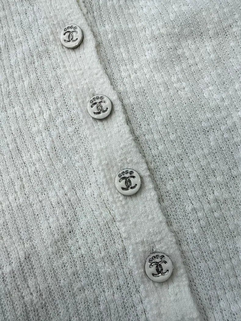 Chanel Chanel White round-neck buttoned knitted short sleeves Size XS / US 0-2 / IT 36-38 - 3 Thumbnail