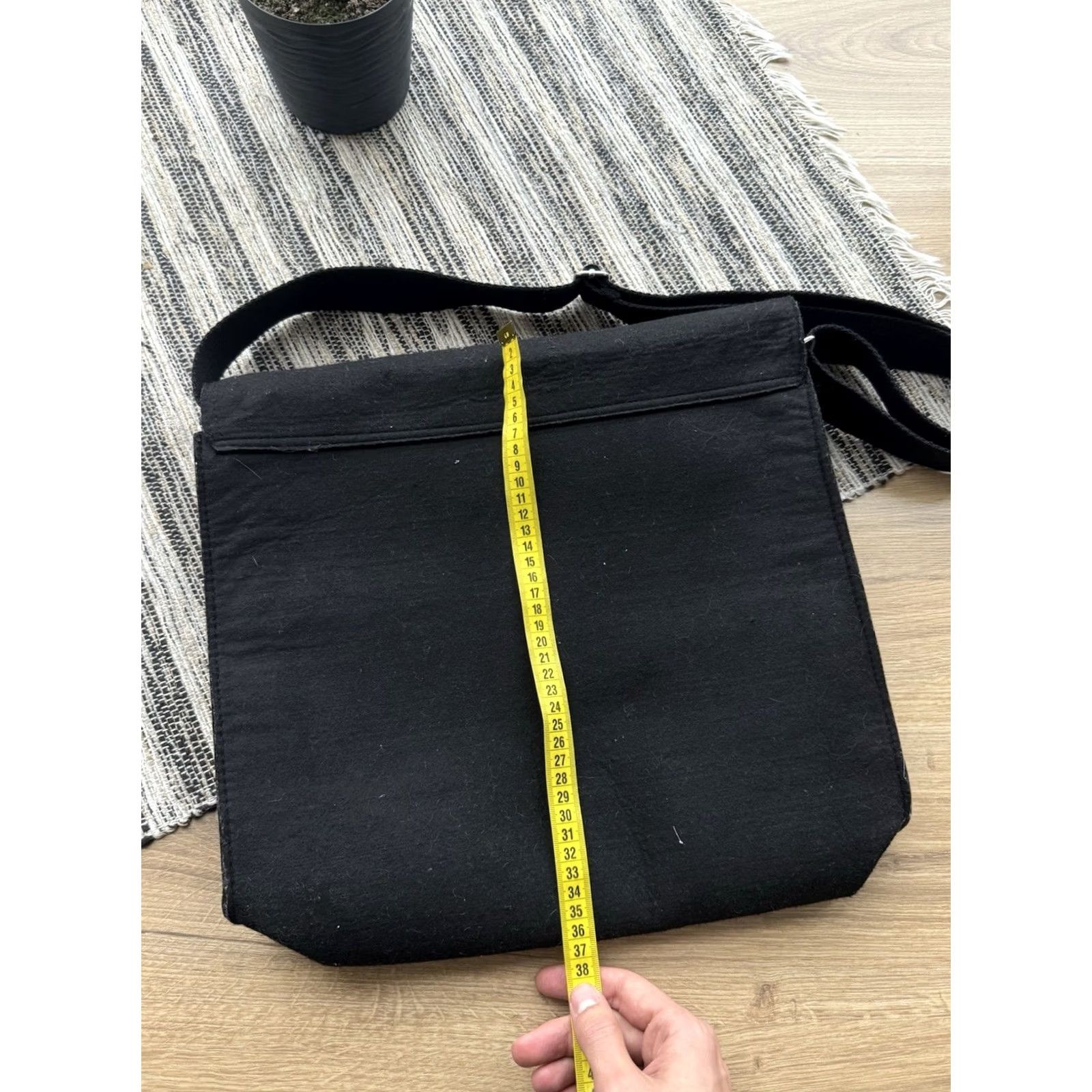 Issey Miyake ISSEY MIYAKE PARFUMS Black Felt Crossbody Messenger/ Laptop Bag NWOT Unisex Adults Medium Zip Cotton Size ONE SIZE - 6 Thumbnail