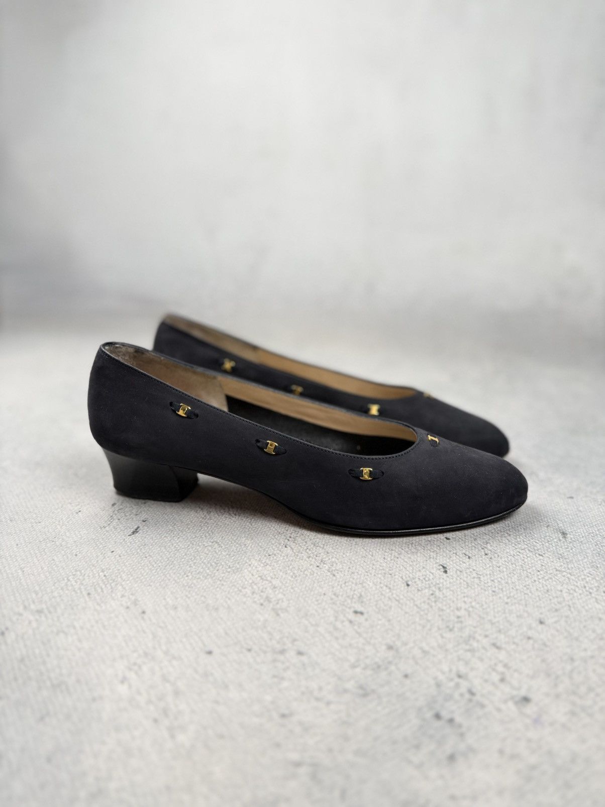 Salvatore Ferragamo Salvatore Ferragamo Boutique Vintage Suede Leather Heels Size US 7.5 / IT 37.5 - 1 Thumbnail