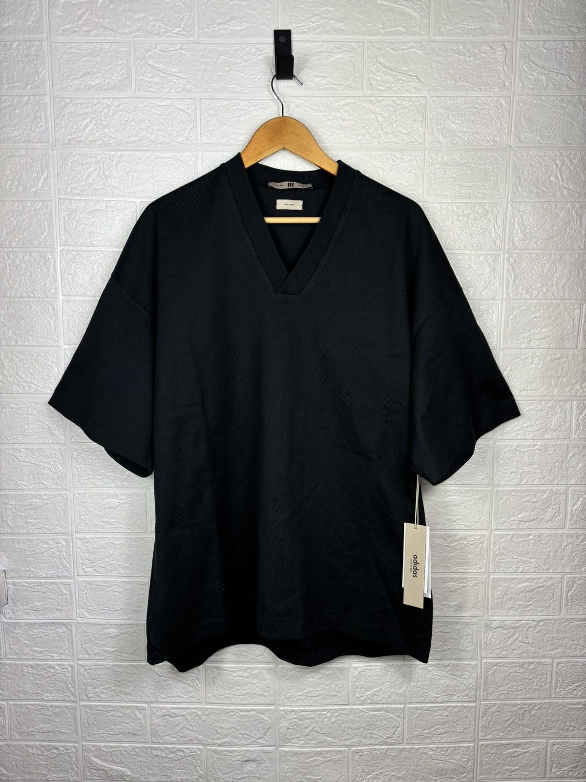 Adidas × Fear of God ADIDAS X FEAR OF GOD ATHLETICS V-NECK TEE IS8736 SIZE S Size US S / EU 44-46 / 1 - 1 Thumbnail