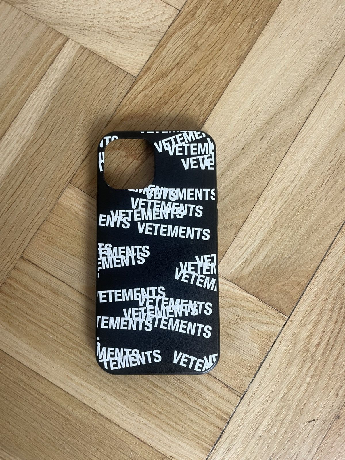 Vetements Stamped Logo Case Size ONE SIZE - 2 Thumbnail