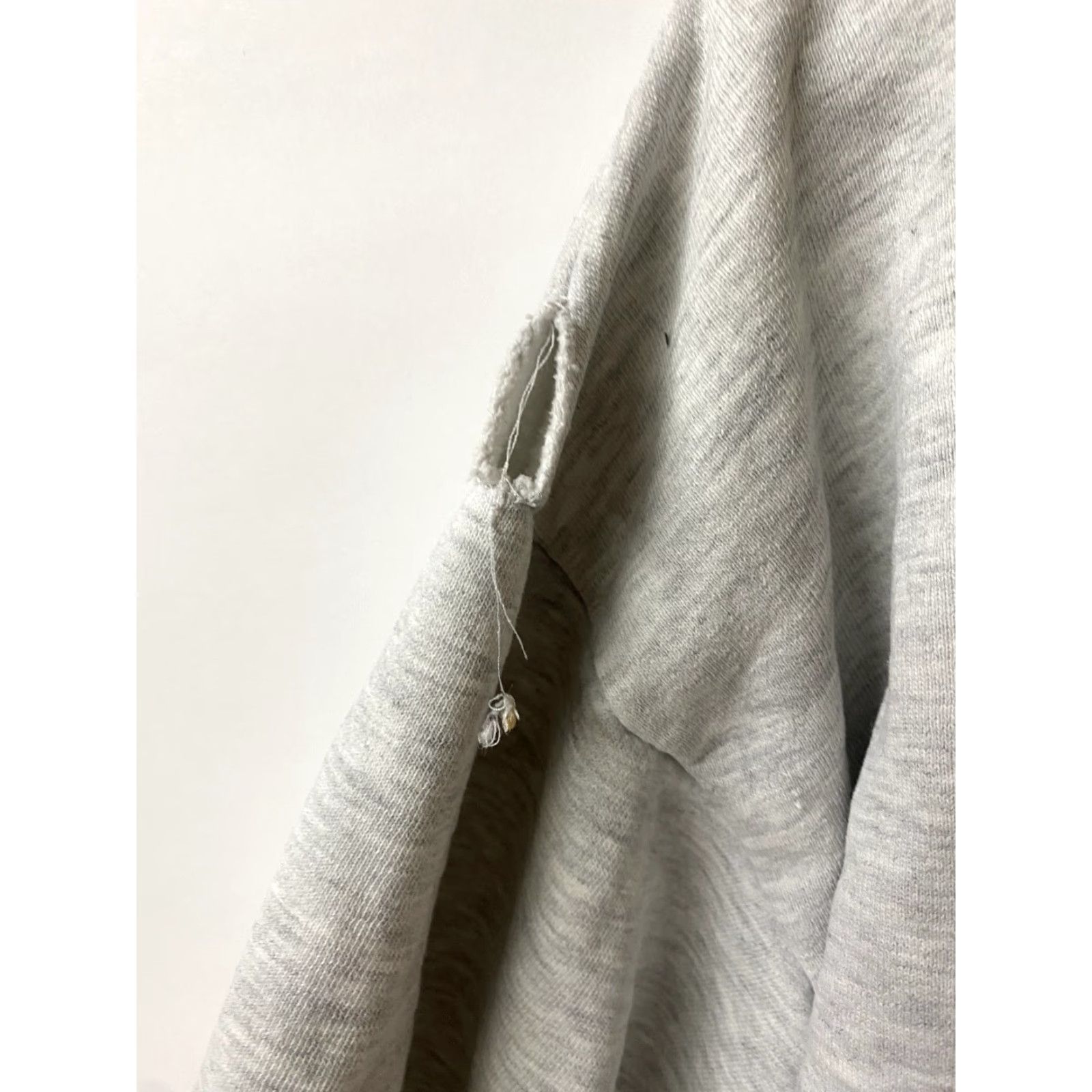 Apple VINTAGE 90s APPLE Sweatshirt Gray L Cotton Blend Grunge Distressed Thrashed Big Apple New York Mens Size US L / EU 52-54 / 3 - 4 Thumbnail