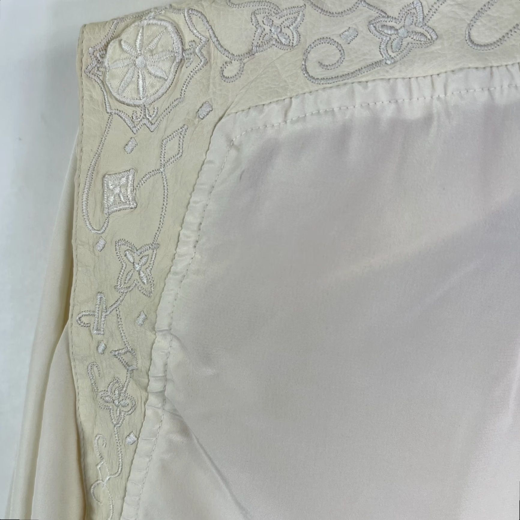 Vintage VINTAGE SUZELLE Blouse Button-Up Ivory Embroidered Chiffon Polyester Balloon Sleeve 6 Suzelle Women Shirt Casual Womens Size M / US 6-8 / IT 42-44 - 4 Thumbnail