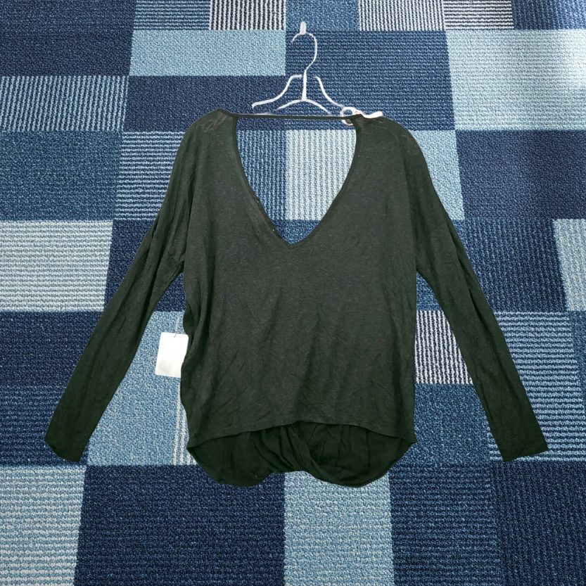 Forever 21 FOREVER 21 T-Shirt Womens Pullover V-Neck Keyhole Back Long Sleeve Knit NEW Black XSSmall? Size XS / US 0-2 / IT 36-38 - 1 Thumbnail