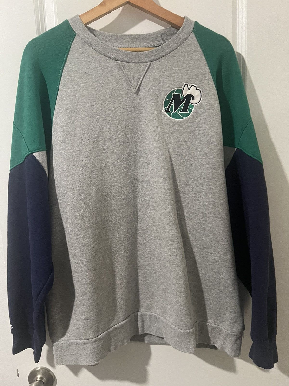 image of Mitchell Ness x NBA Mitchell & Ness Dallas Mavericks Crewneck in Green, Men's (Size Large)