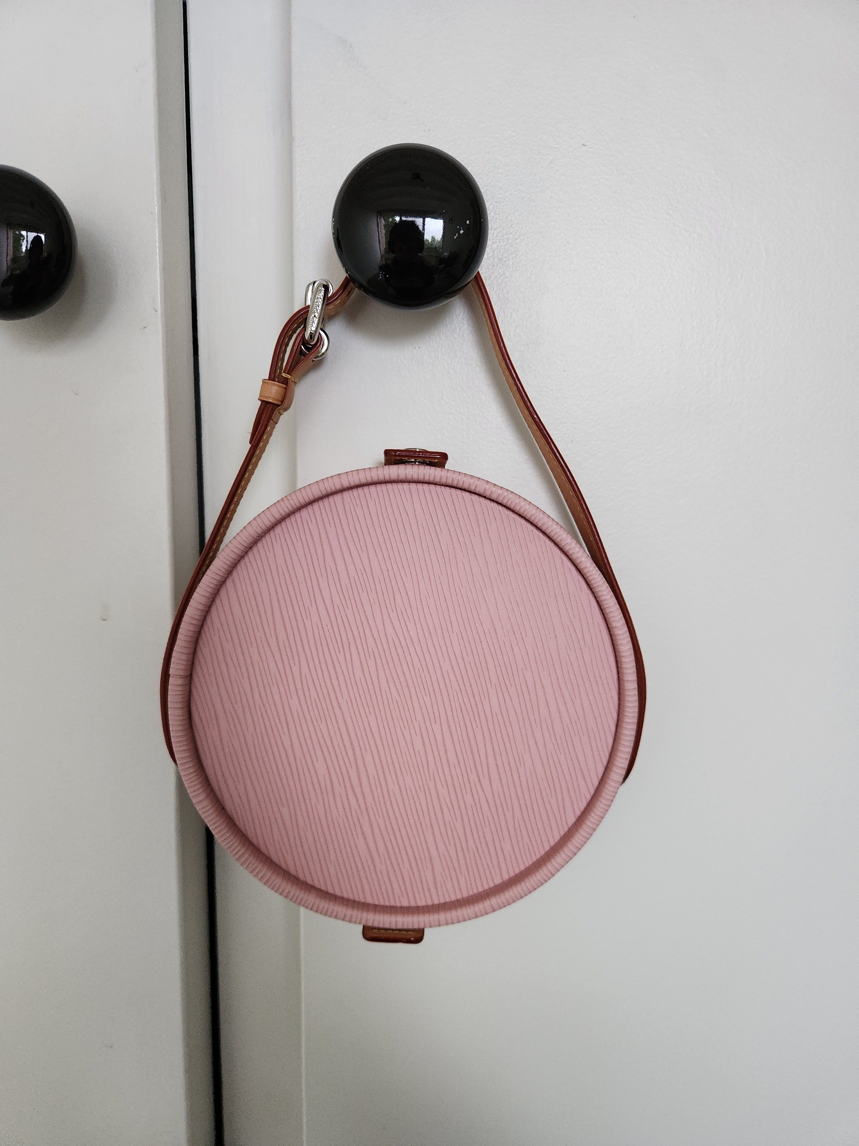 Louis Vuitton LV pink epi leather portable mirror w/ vvn adjustable strap Size ONE SIZE - 1 Thumbnail