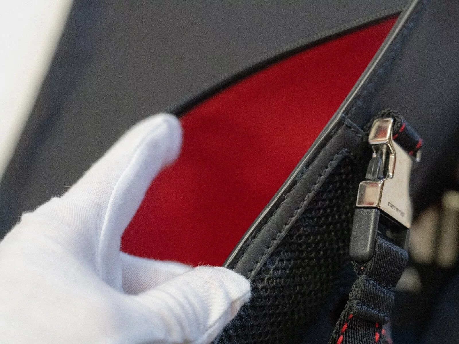 Fendi FENDI Vitello Grace Red Black 3 Pocket Belt Pouch Leather Size ONE SIZE - 12 Thumbnail