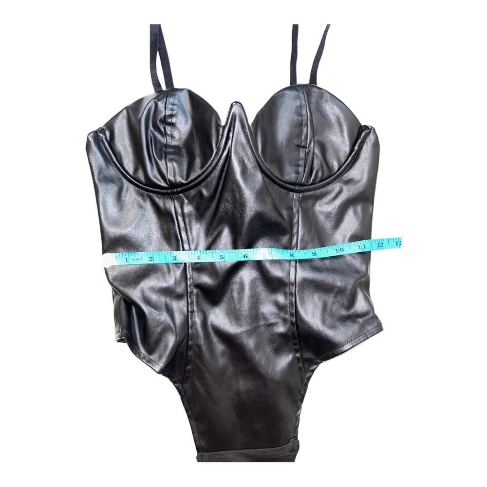 Designer PrettyLittleThing l V Wire Faux Leather Bodysuit Size 0 Size XS / US 0-2 / IT 36-38 - 6 Thumbnail