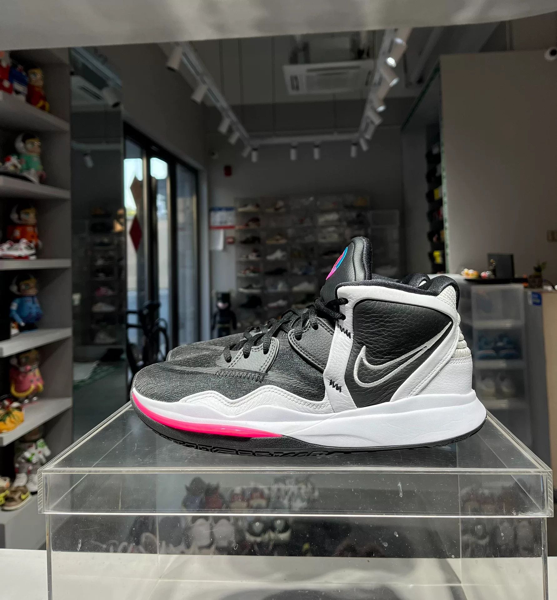 Nike Nike KYRIE Black Lowtop Sneakers 8 Men Size US 8 / EU 41 - 1 Thumbnail