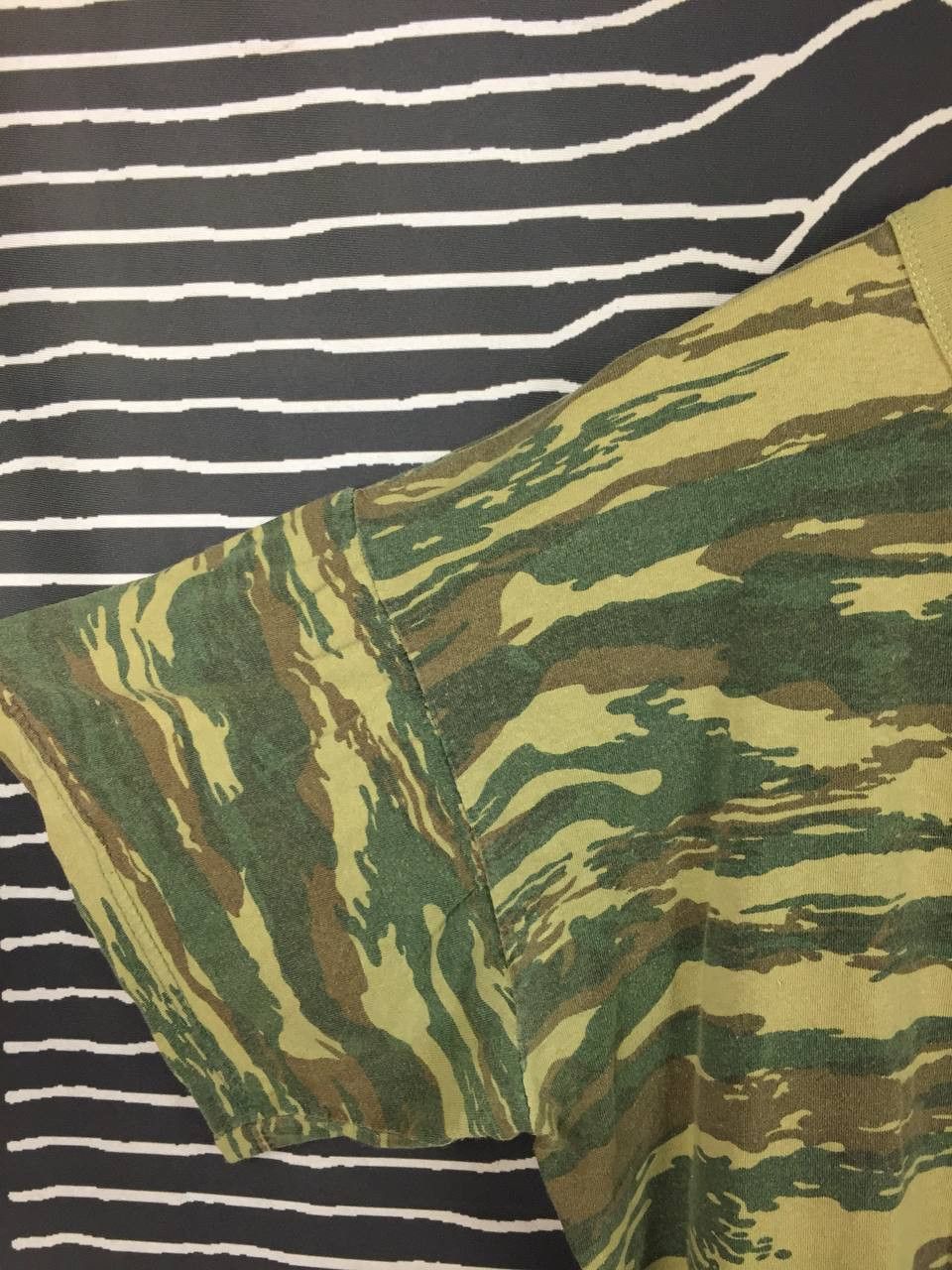 Vintage Vtg Tiger Stripe Camouflage Military Style Boxy Fit Tee Size US XL / EU 56 / 4 - 5 Thumbnail