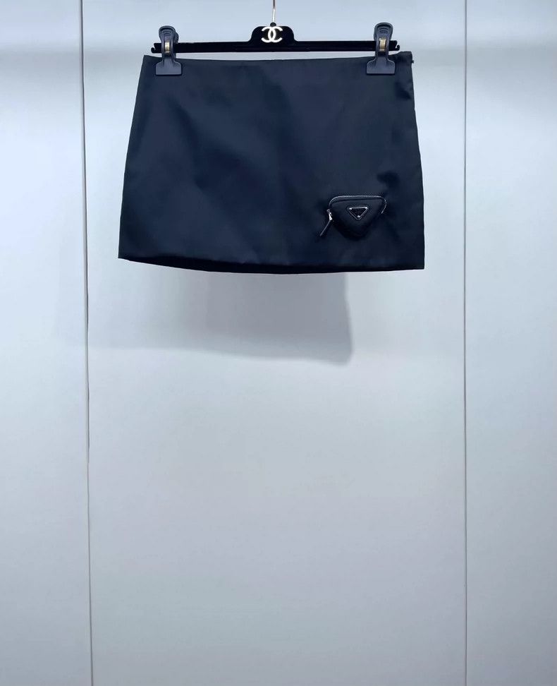Prada Prada Black triangle pocket short skirt 2505-Nextarrow Size 25" / US 0 / IT 36 - 1 Thumbnail
